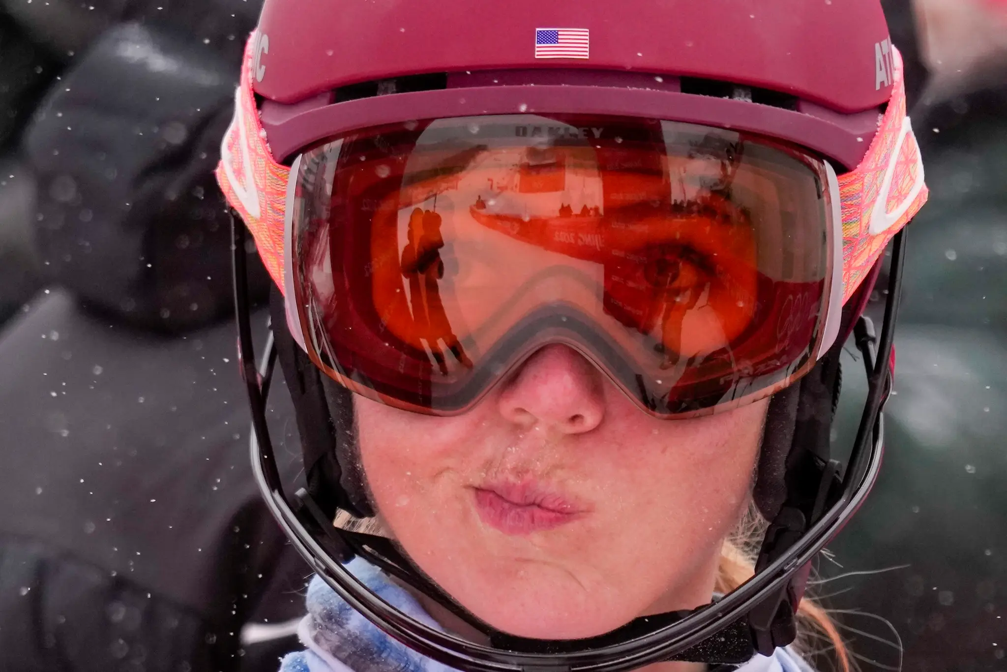 Americká lyžiarka Mikaela Shiffrinová reaguje po páde v druhej časti alpskej kombinácie na ZOH 2022.