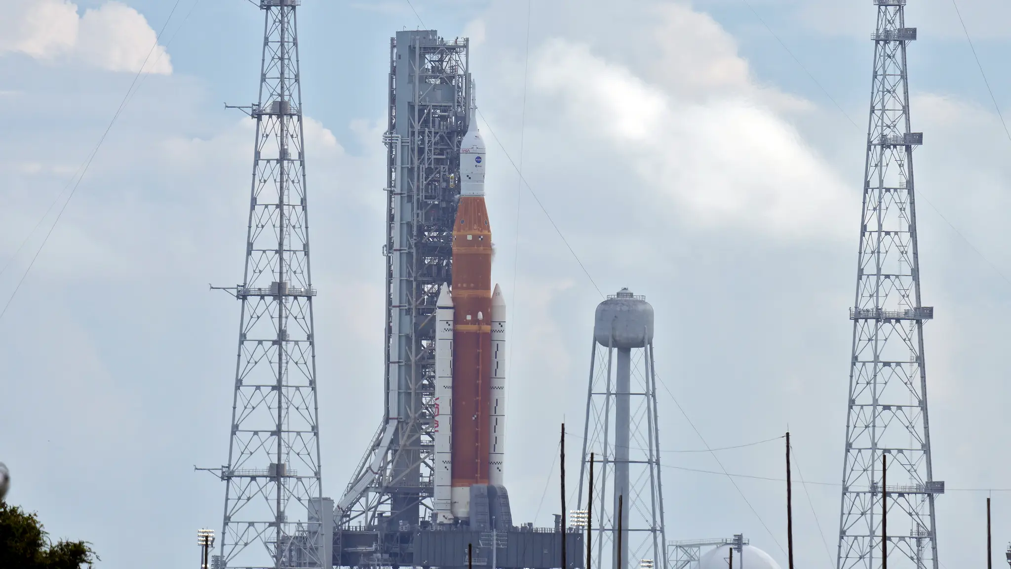 Superťažká nosná raketa Space Launch System (SLS) a modul Orion sú pripravené na štartovacej rampe 39 na Kennedyho vesmírnom stredisku na Floride.