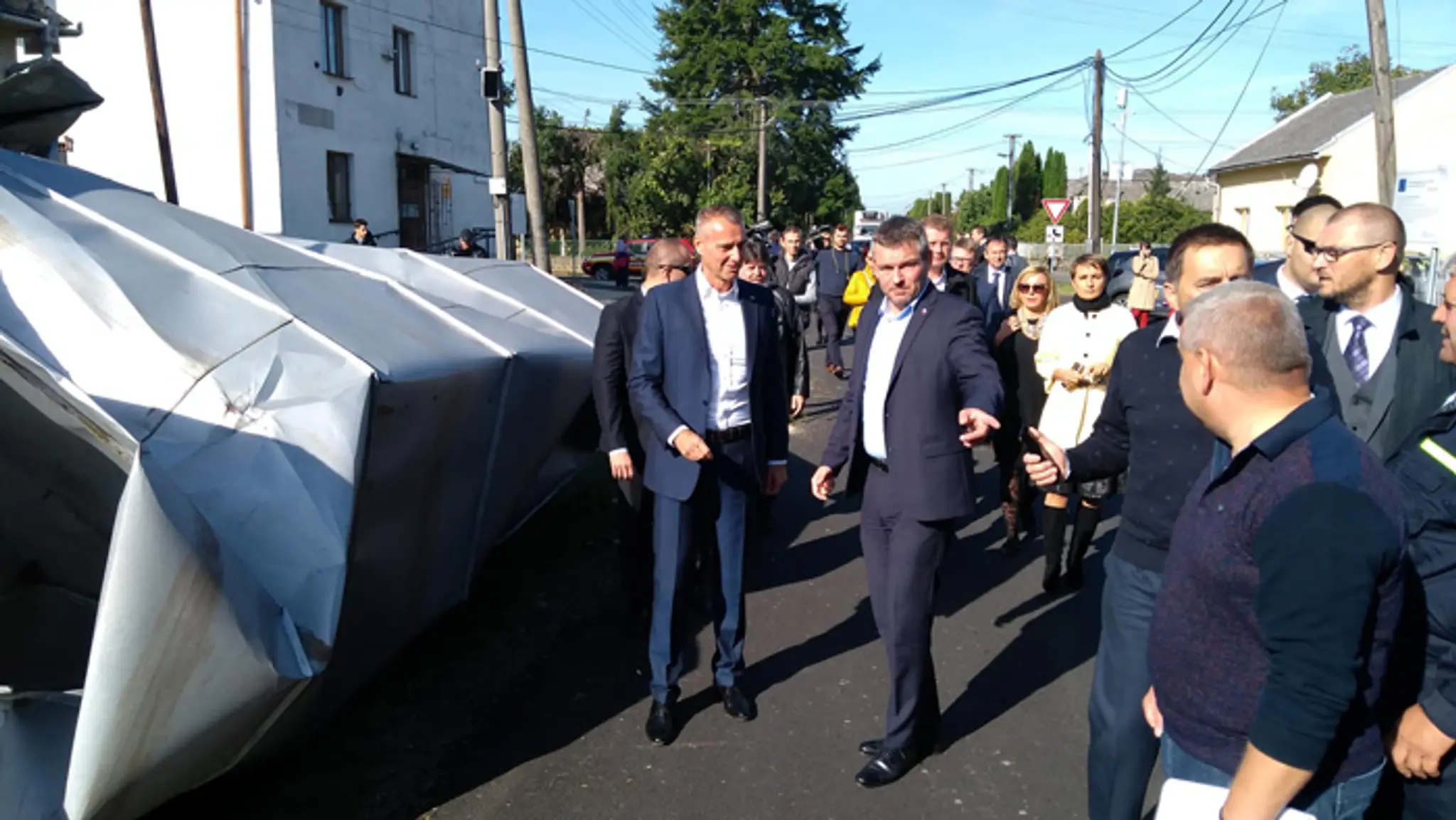 Premiér Peter Pellegrini v obci Lekárovce, ktorou sa prehnala veterná smršť.