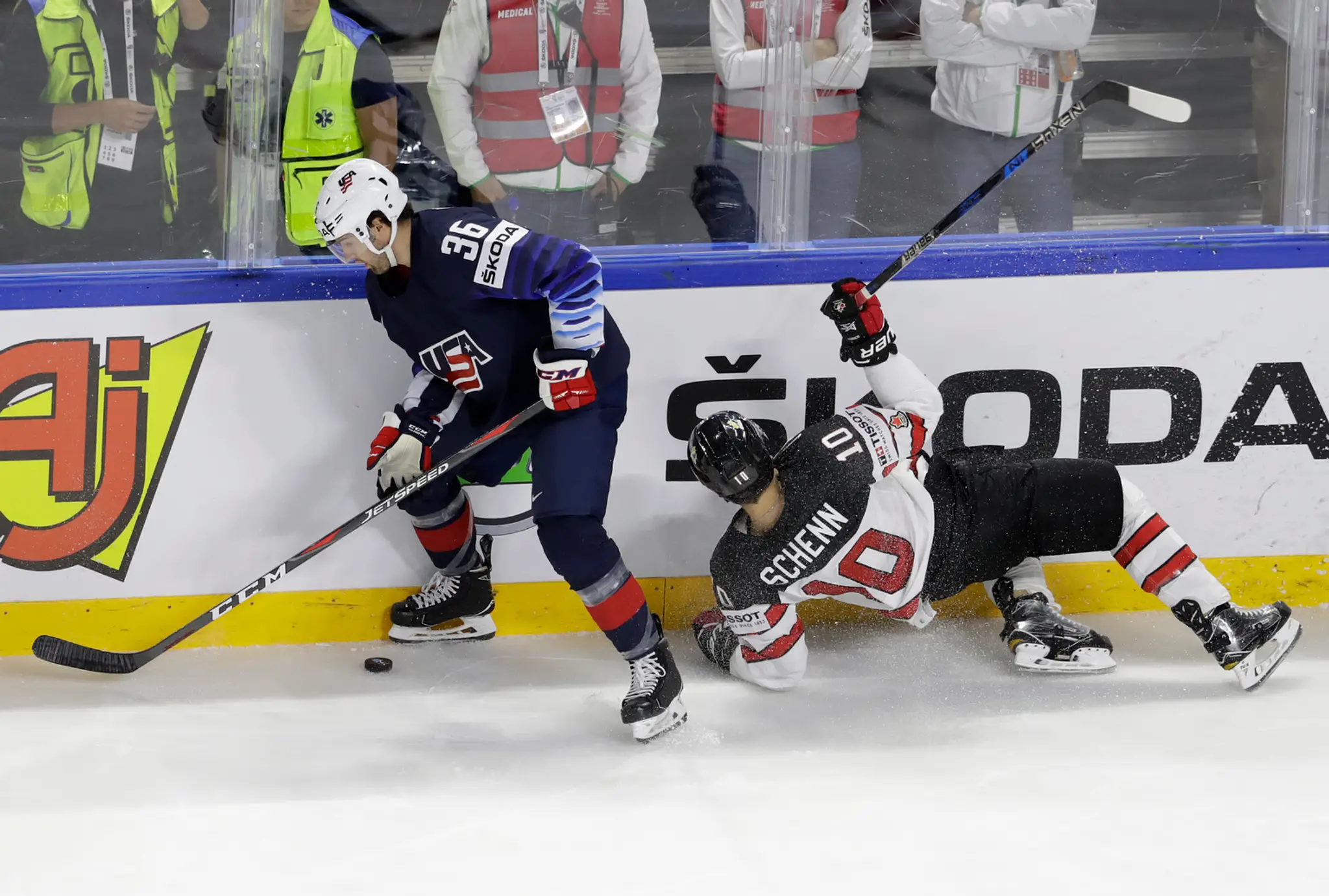 Colin White (vľavo) z USA v súboji o puk s Kanaďanom Braydenom Schennom v súboji o bronz na MS 2018.