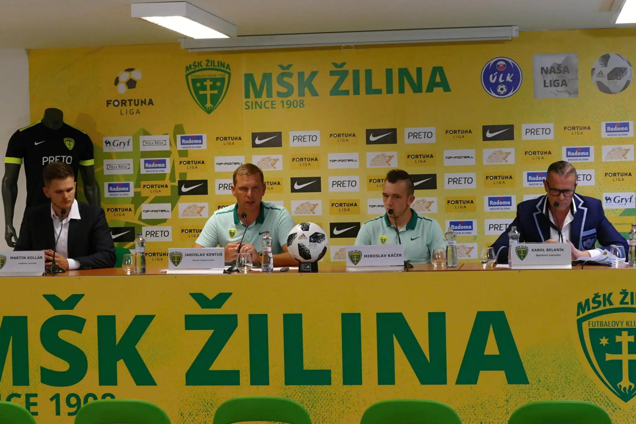 Na archívnej snímke športový manažér MŠK Žilina Karol Belaník, hráč  Miroslav Káčer a tréner Jaroslav Kentoš.