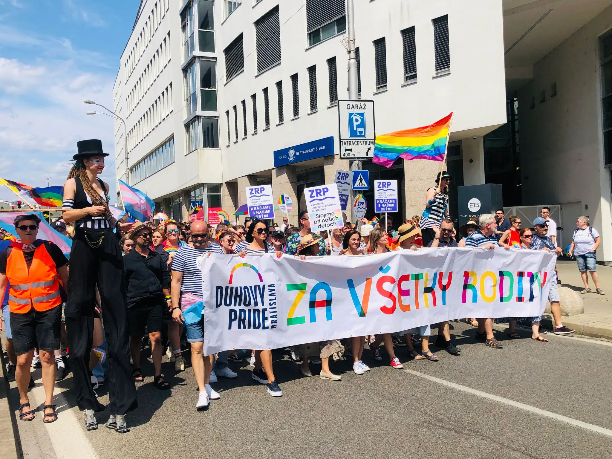 Dúhový PRIDE podporuje všetky rodiny. 