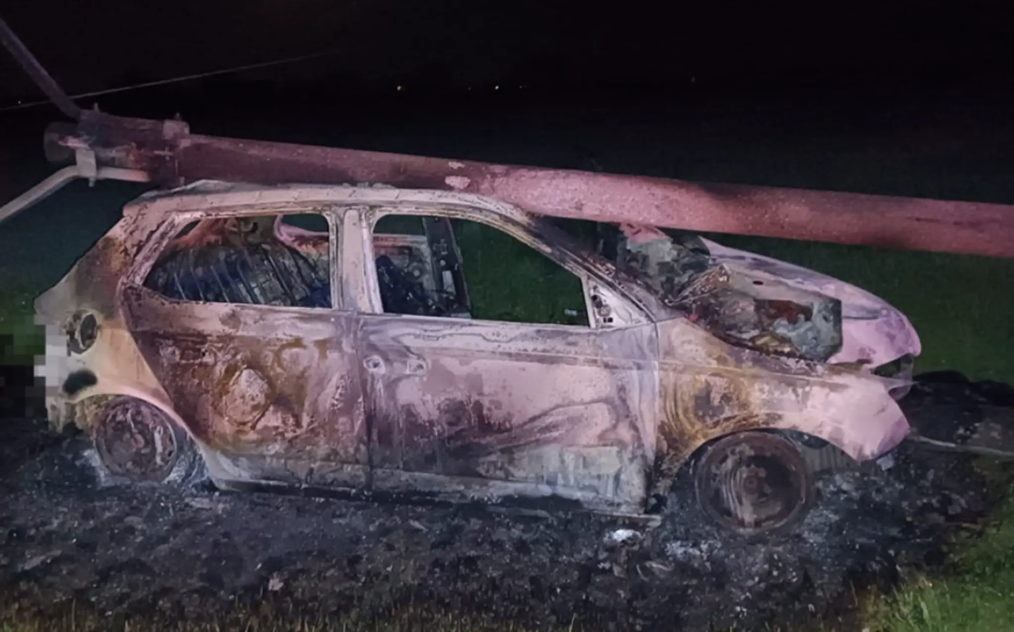 Vodič narazil do elektrického stĺpu, auto zhorelo do tla.