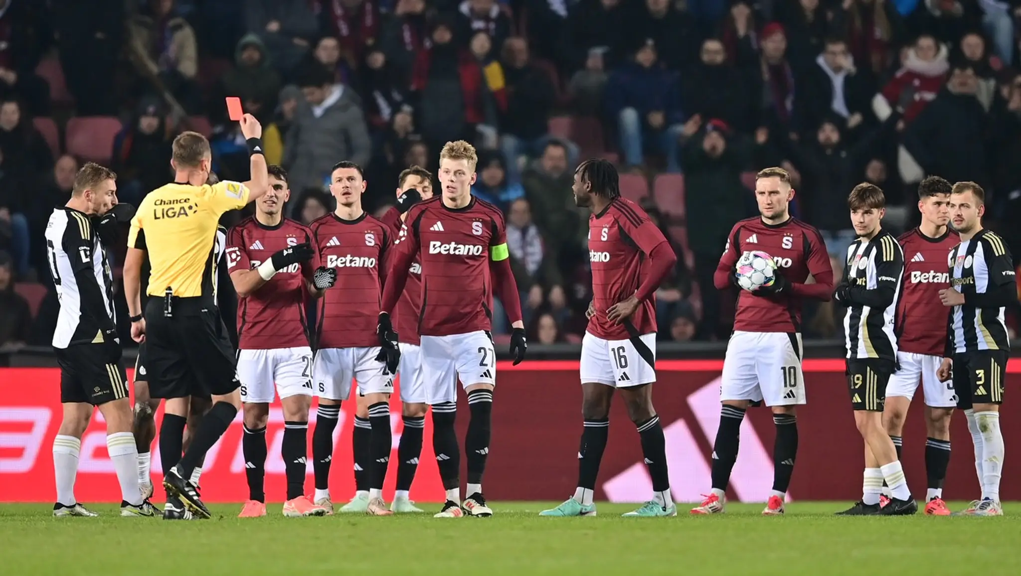 Sparta napriek červenej karte bodovala naplno.