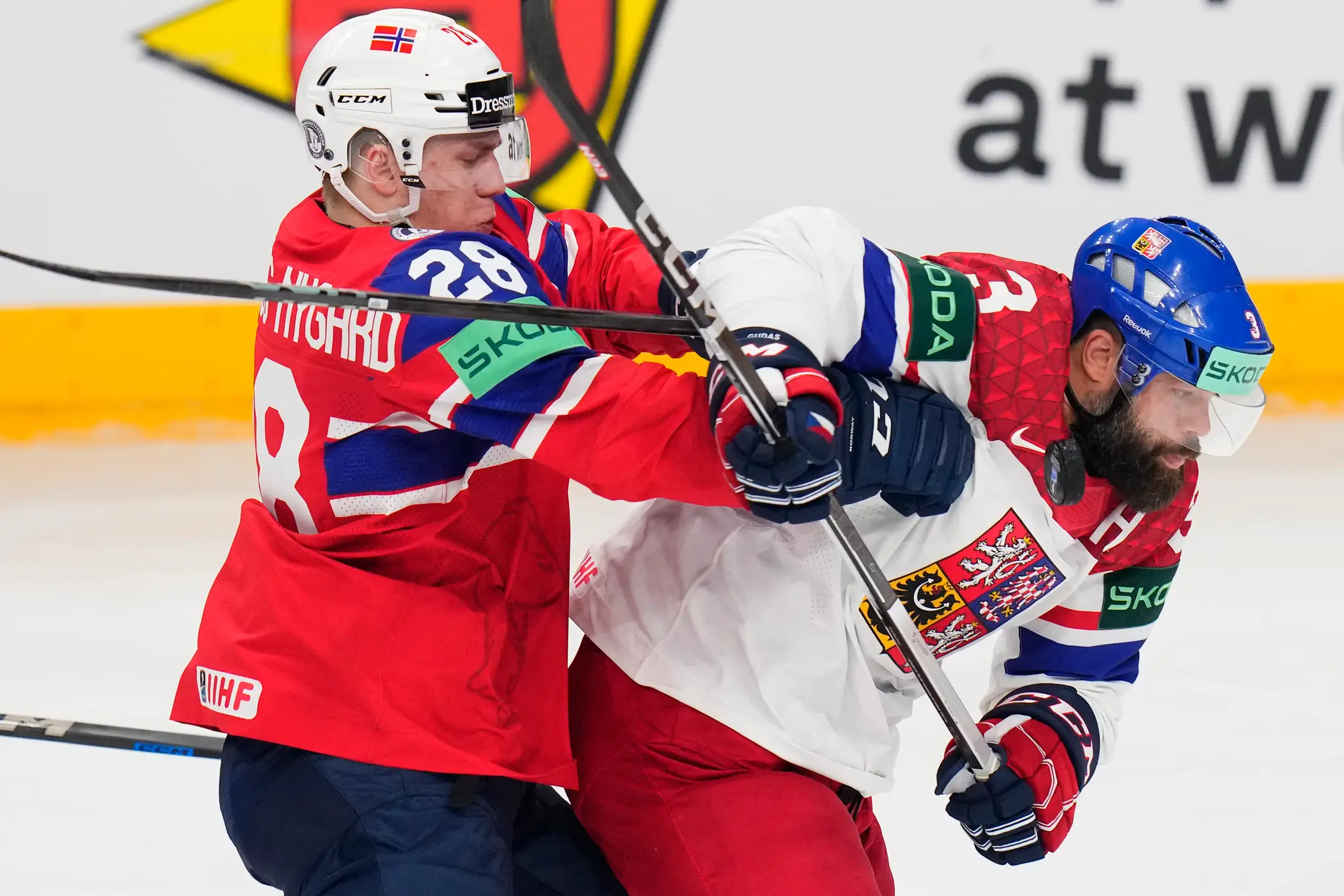 Nórsky hokejista Michael Brandsegg-Nygard a český hokejista Radko Gudas