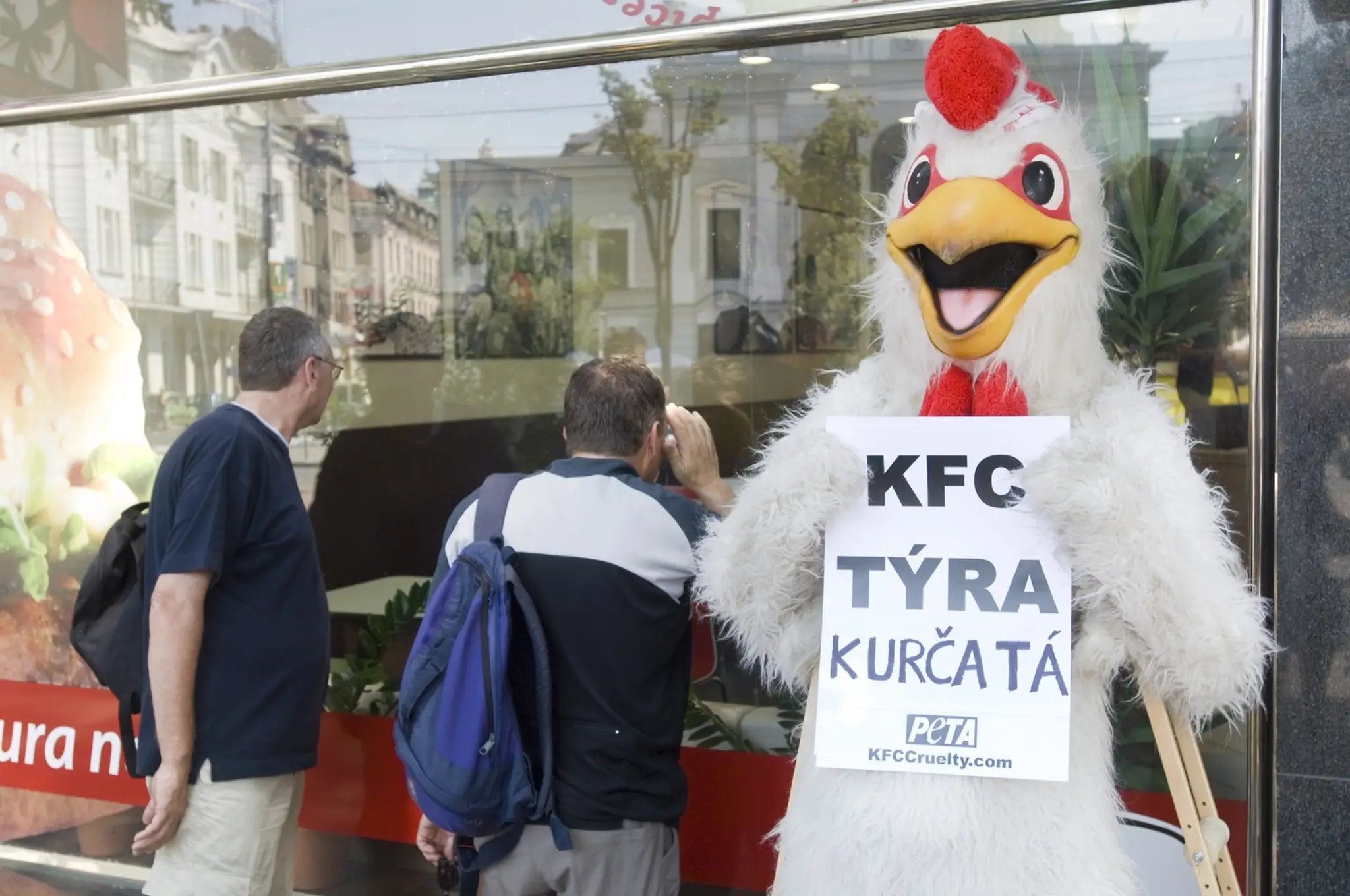 Na archívnej snímke jeden z protestov pred KFC v Bratislave.