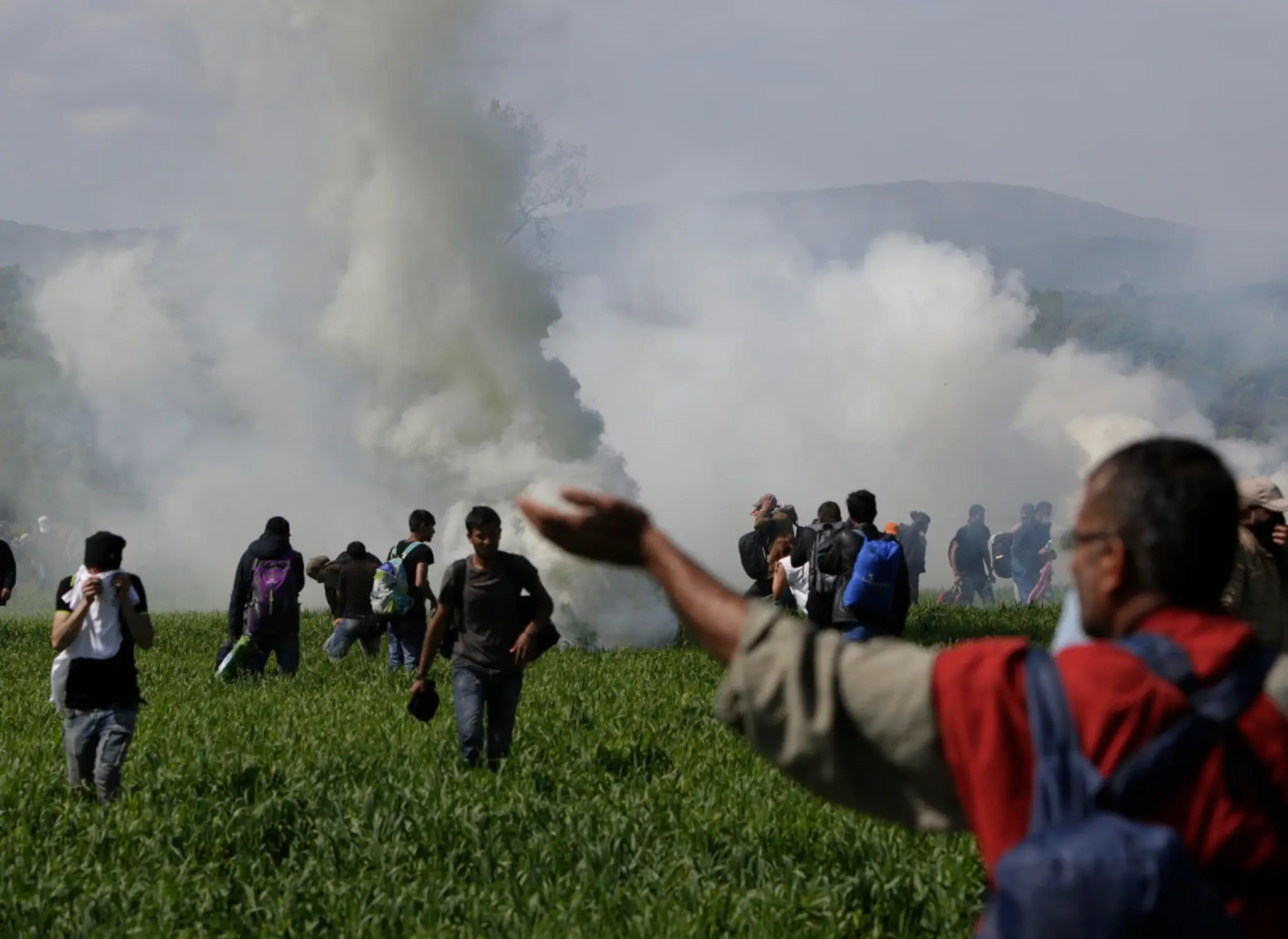 Proti migrantom zakročili slzným plynom.