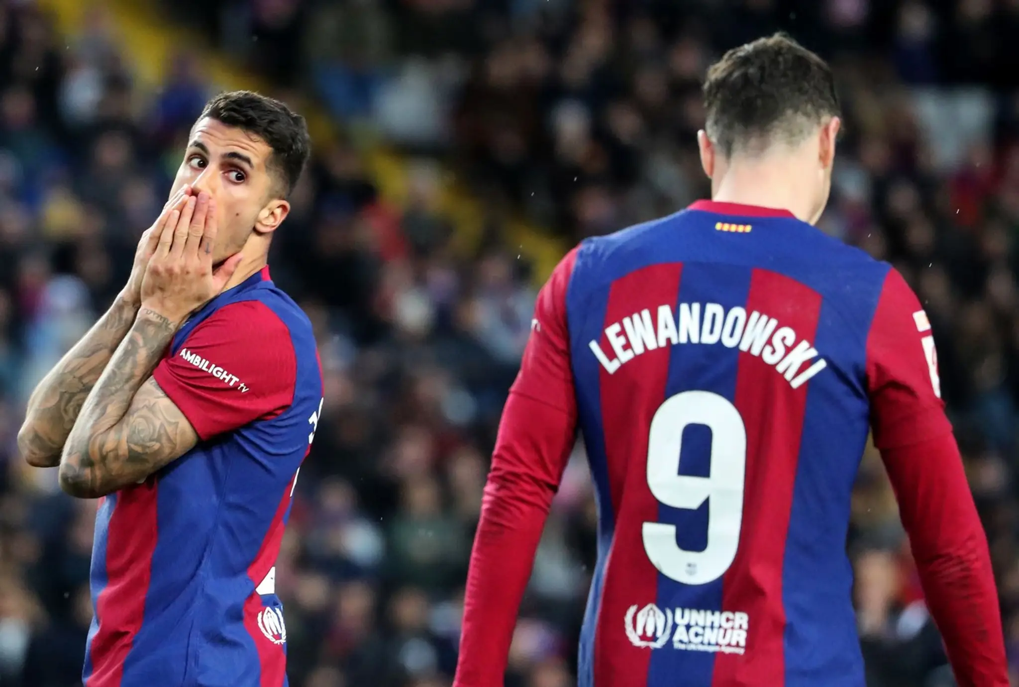 Joao Cancelo (vľavo) opúšťa Európu.