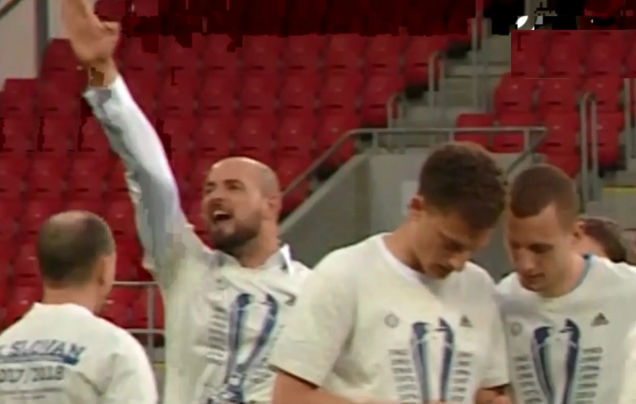 Ivan Kmotrík mladší so vztýčenou pravicou zdraví fanúšikov.