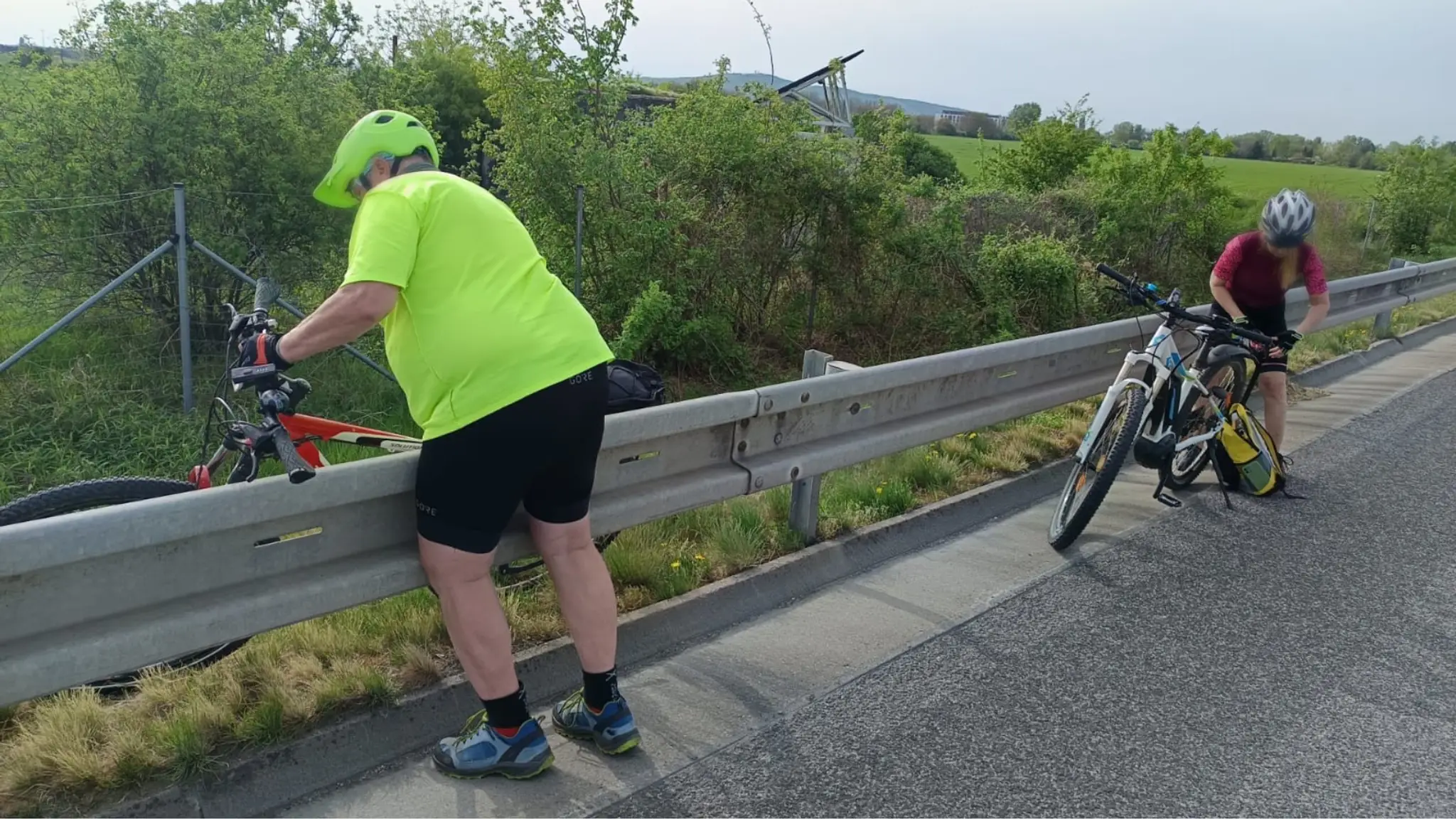 Muž so ženou sa na bicykloch vybrali na diaľnicu