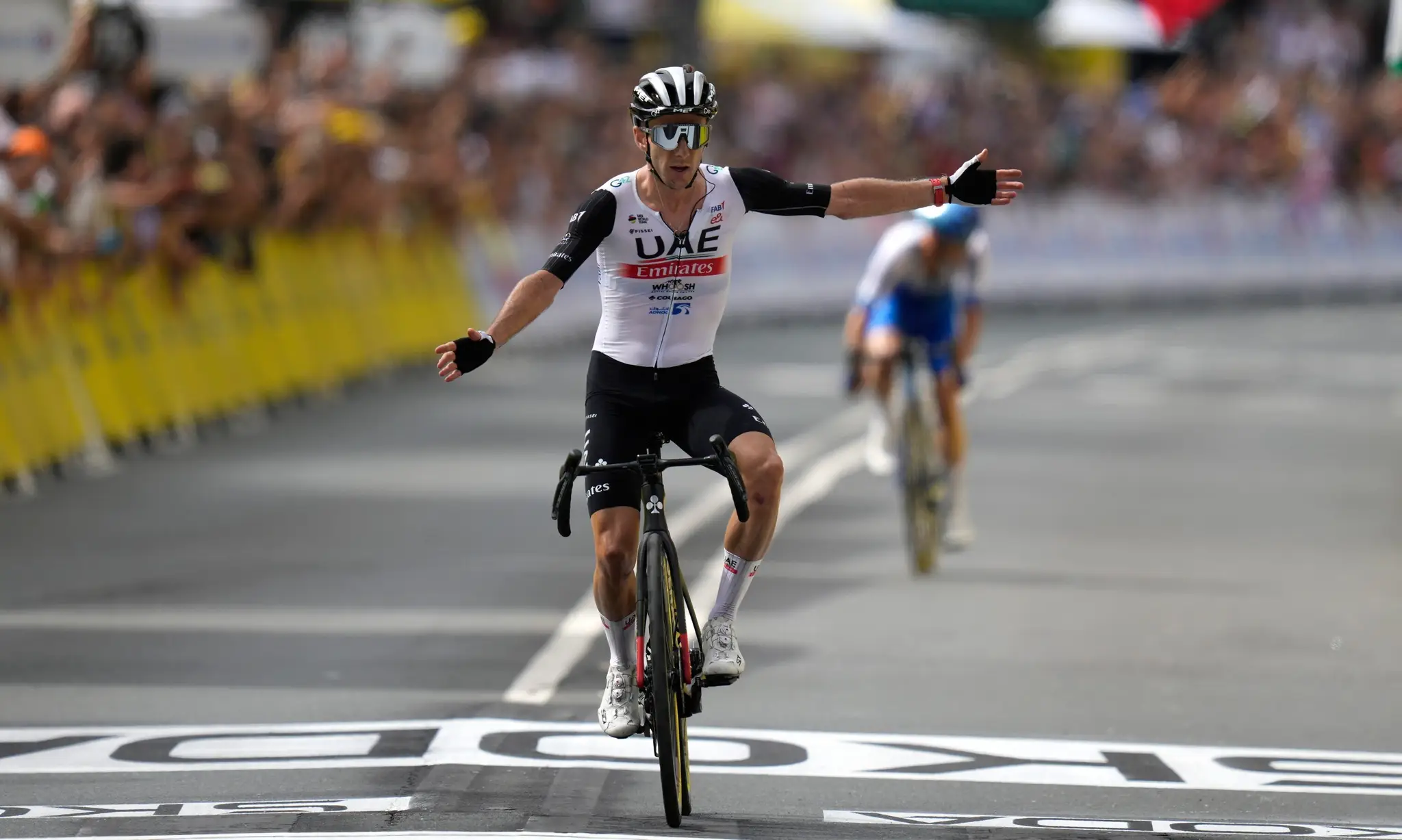 Adam Yates sa stal víťazom prvej etapy Tour de France 2023.