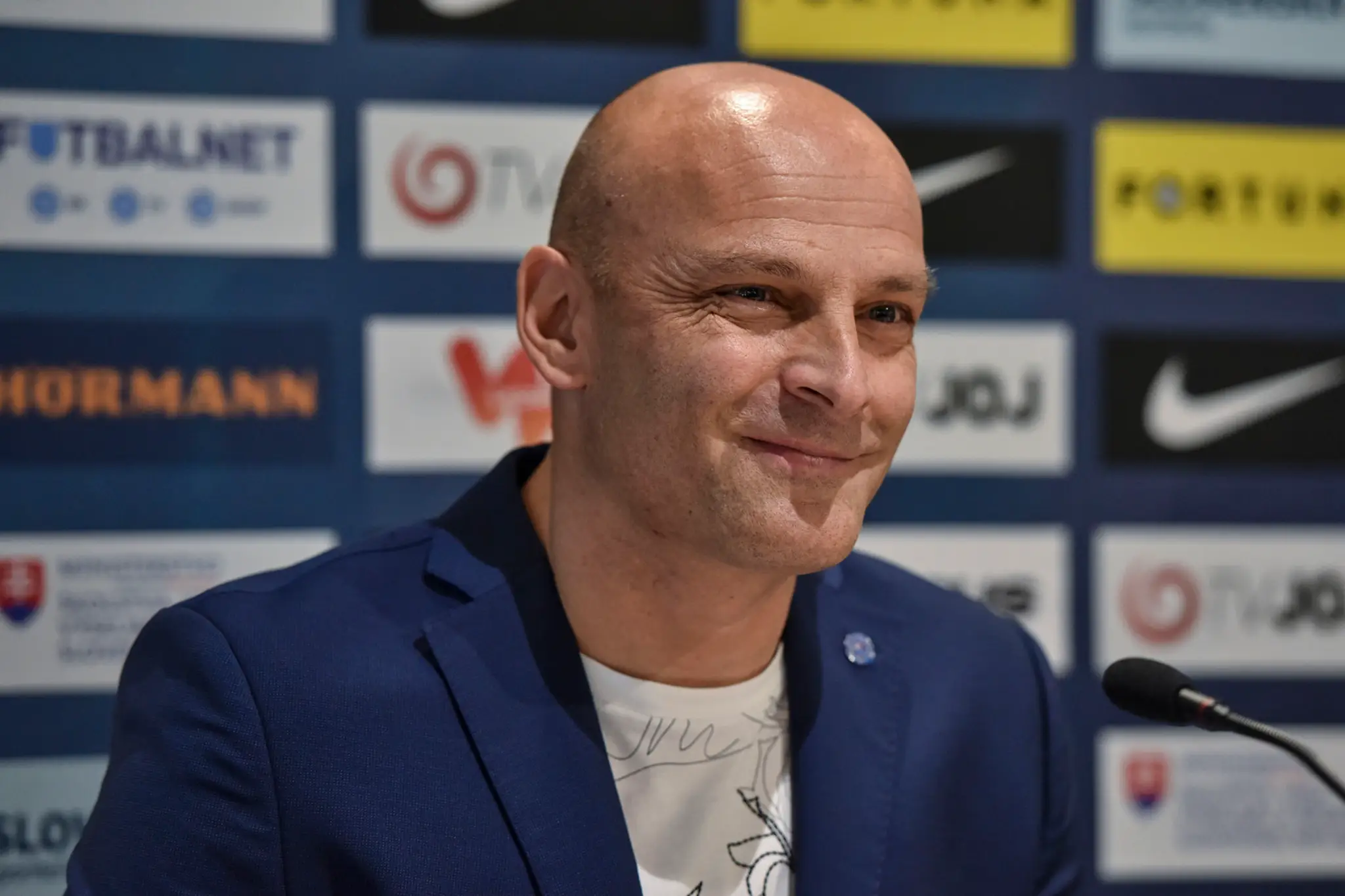 Tréner slovenskej futbalovej reprezentácie Pavel Hapal počas tlačovej konferencie.