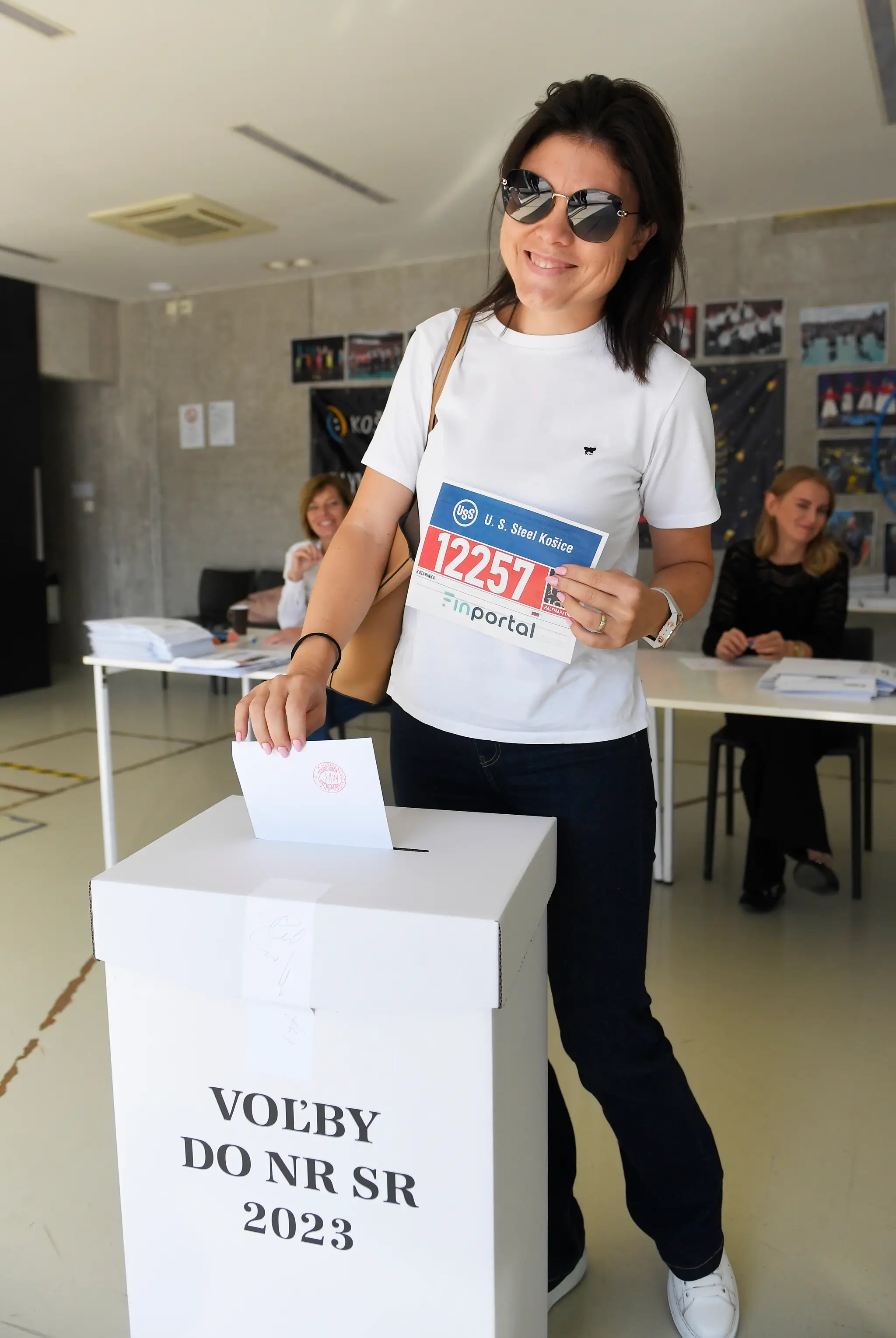 Maratónska bežkyňa pózuje v ruke so štartovným číslom po registrácii na MMM vo volebnej miestnosti v Kulturparku v Košiciach.