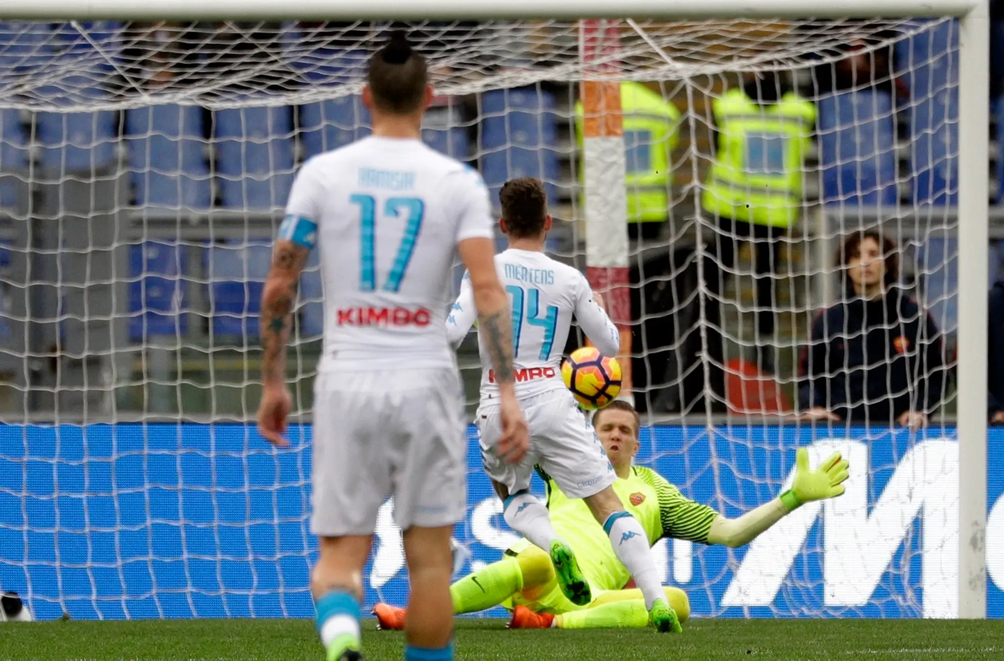 Dries Mertens strieľa gól po prihrávke od Mareka Hamšíka.