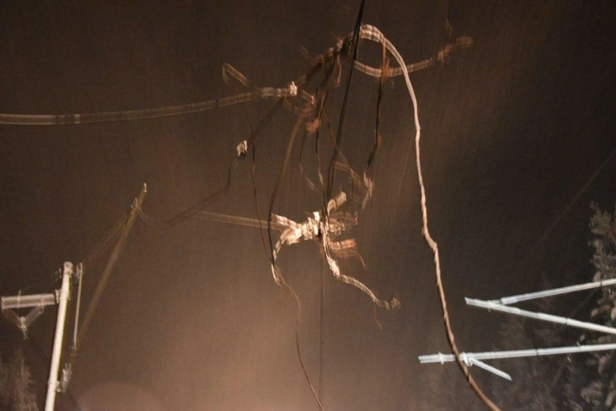 Potrhané elektrické vedenie na trati Východná-Kráľova Lehota.