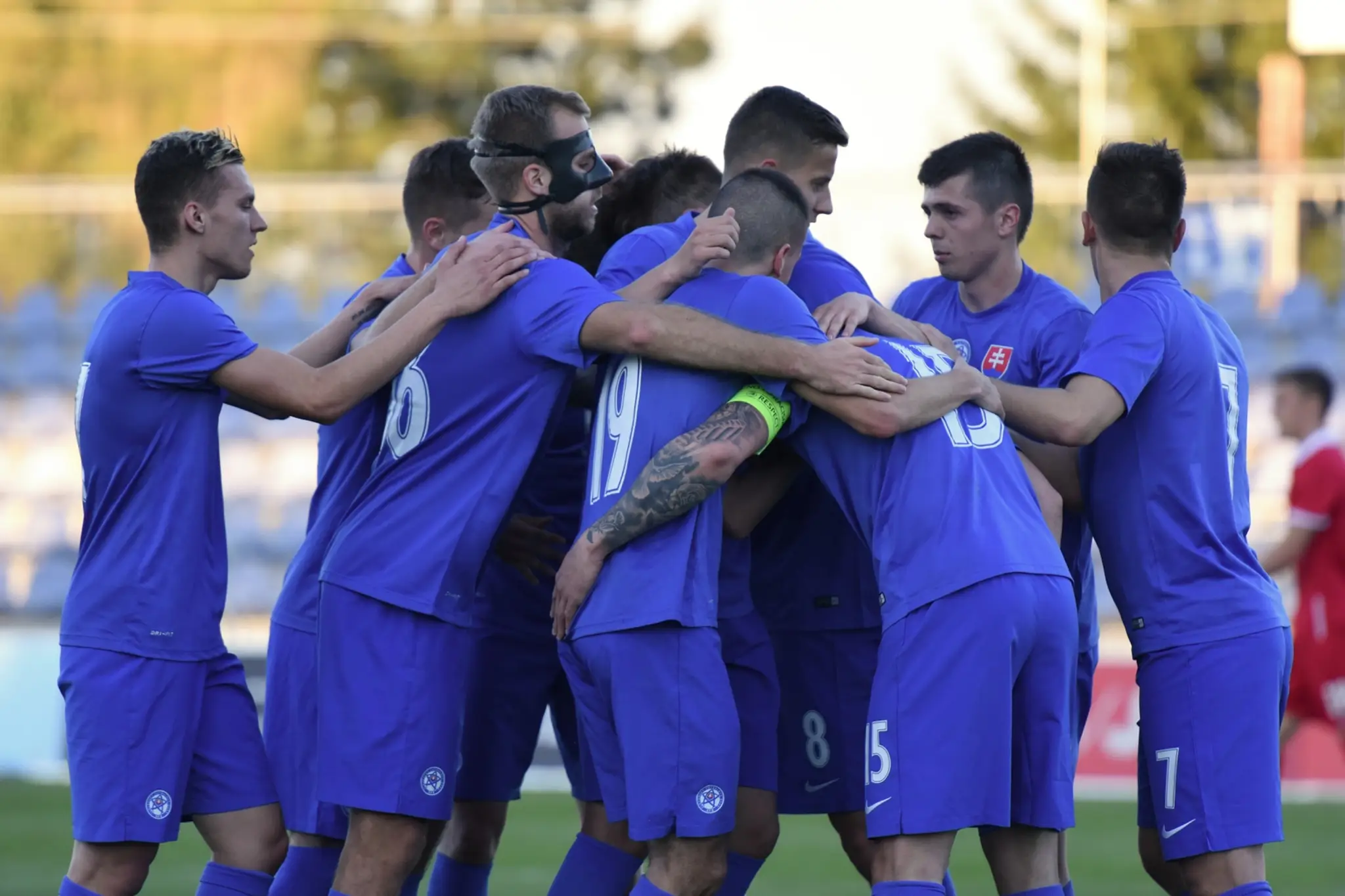 Slovenskí futbalisti do 21 rokov sa tešia z gólu