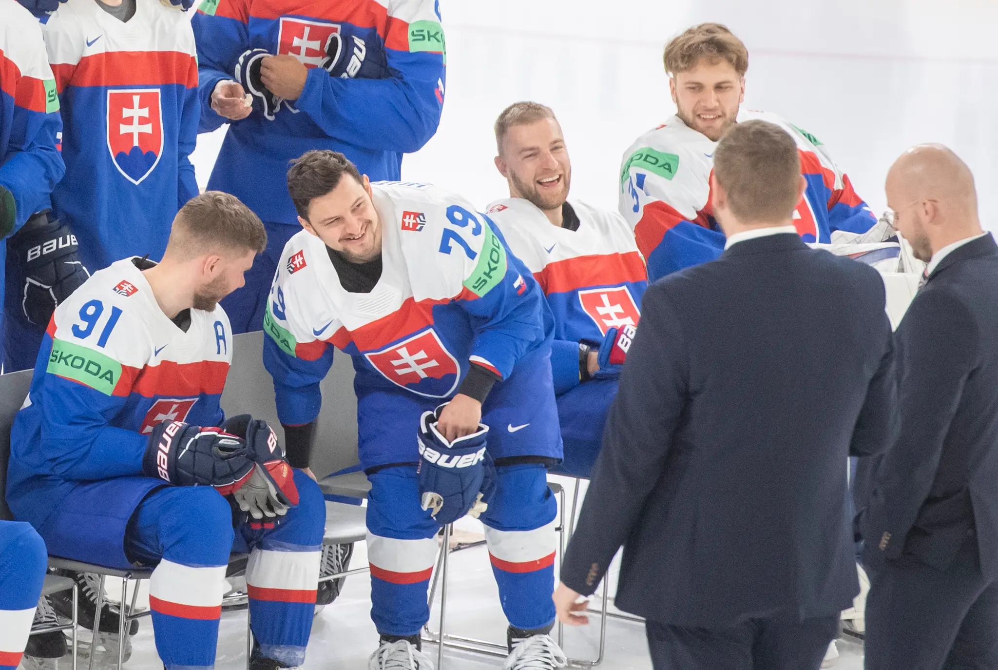 Zľava Matúš Sukeľ, Libor Hudáček, Adam Jánošík a Samuel Hlavaj počas spoločného tímového fotenia na MS 2023.