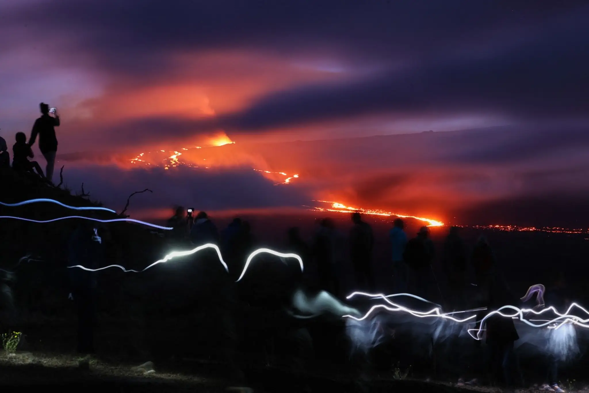 Lávový prúd tečie po erupcii sopky Mauna Loa v blízkosti mesta Hilo na ostrove Havaj.