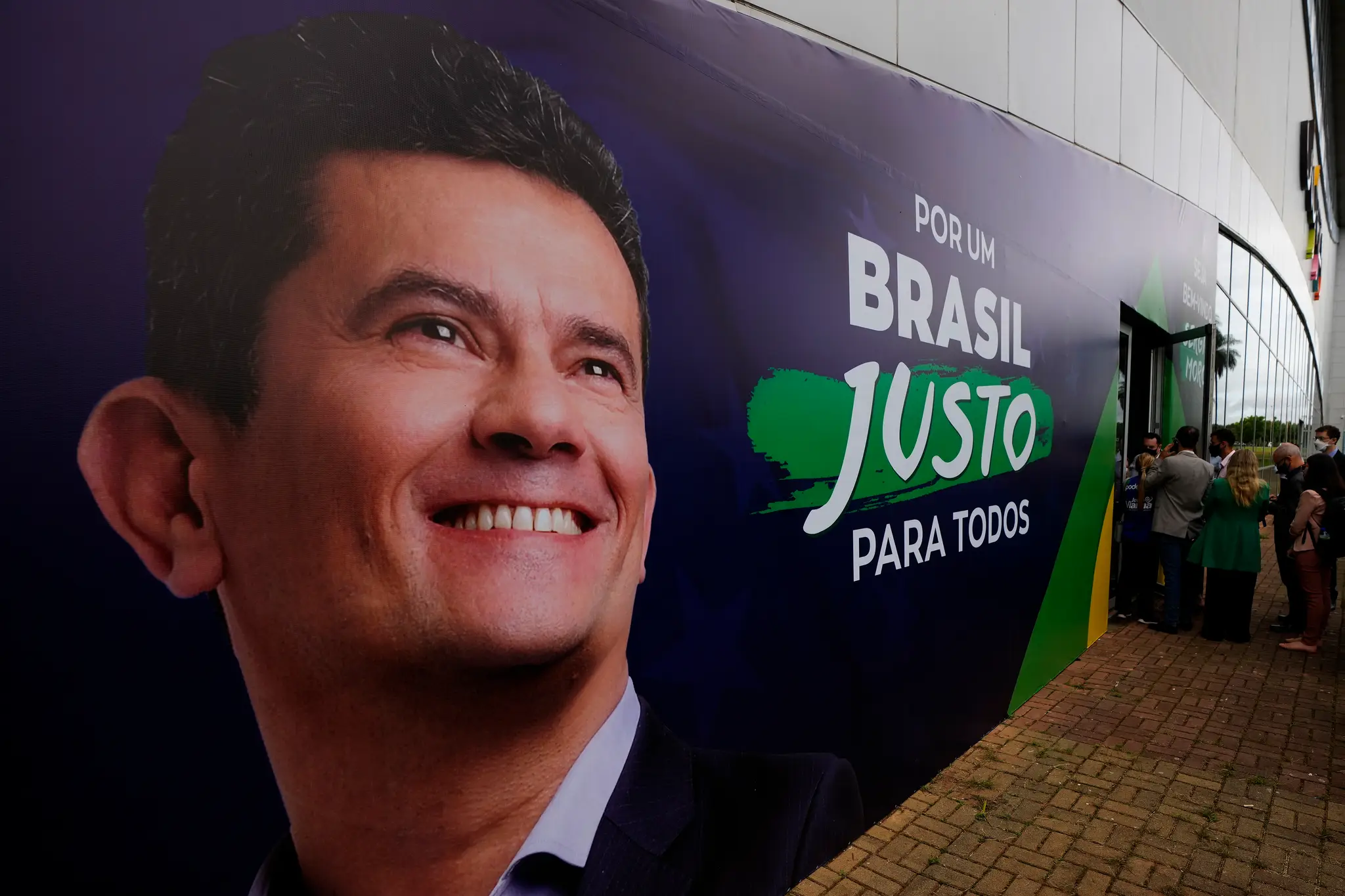 Bývalý sudca a bývalý brazílsky minister spravodlivosti Sérgio Moro na bilborde pred slávnostným ceremoniálom.
