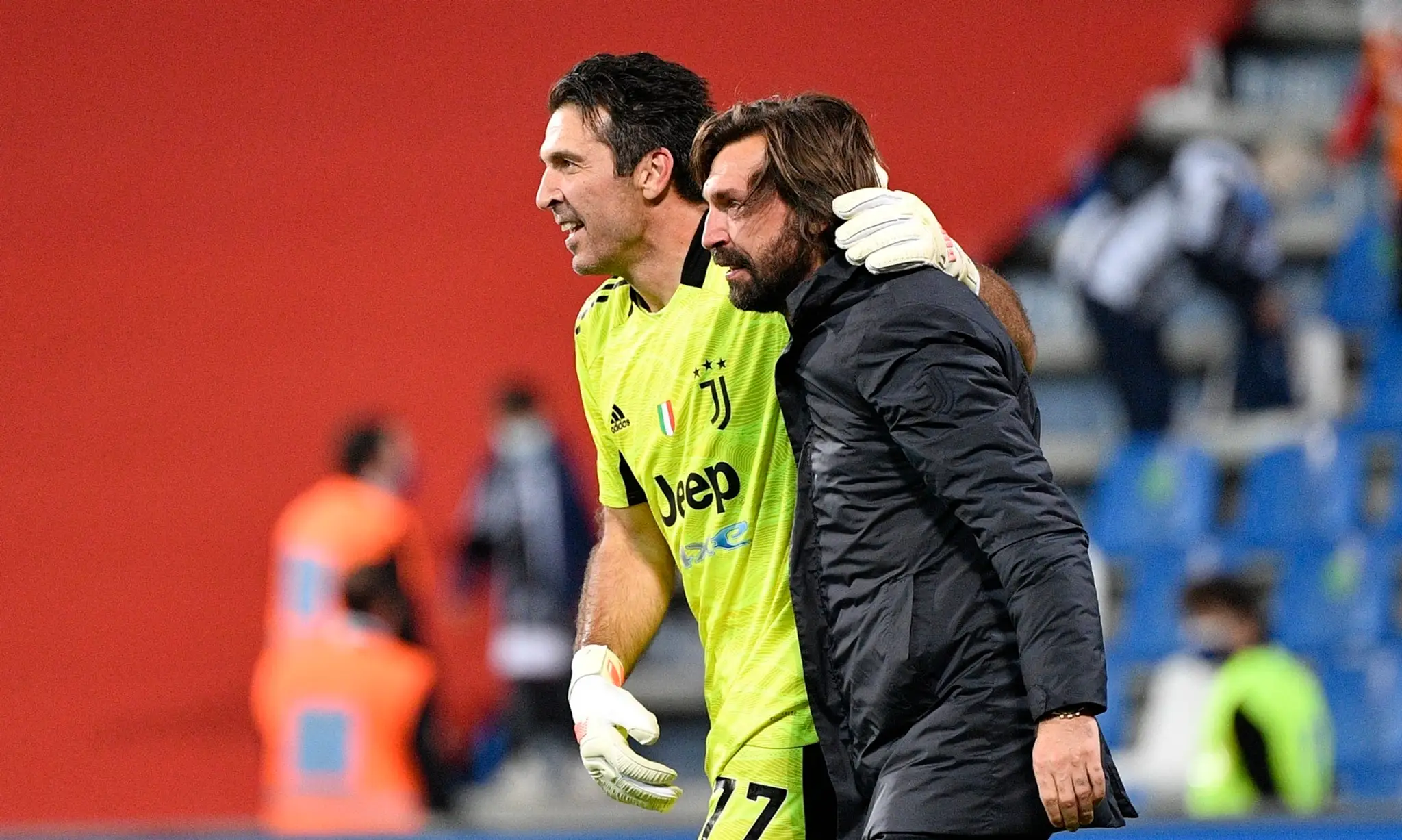Tréner Juventusu Turín Andrea Pirlo a brankár Juventusu Gianluigi Buffon.