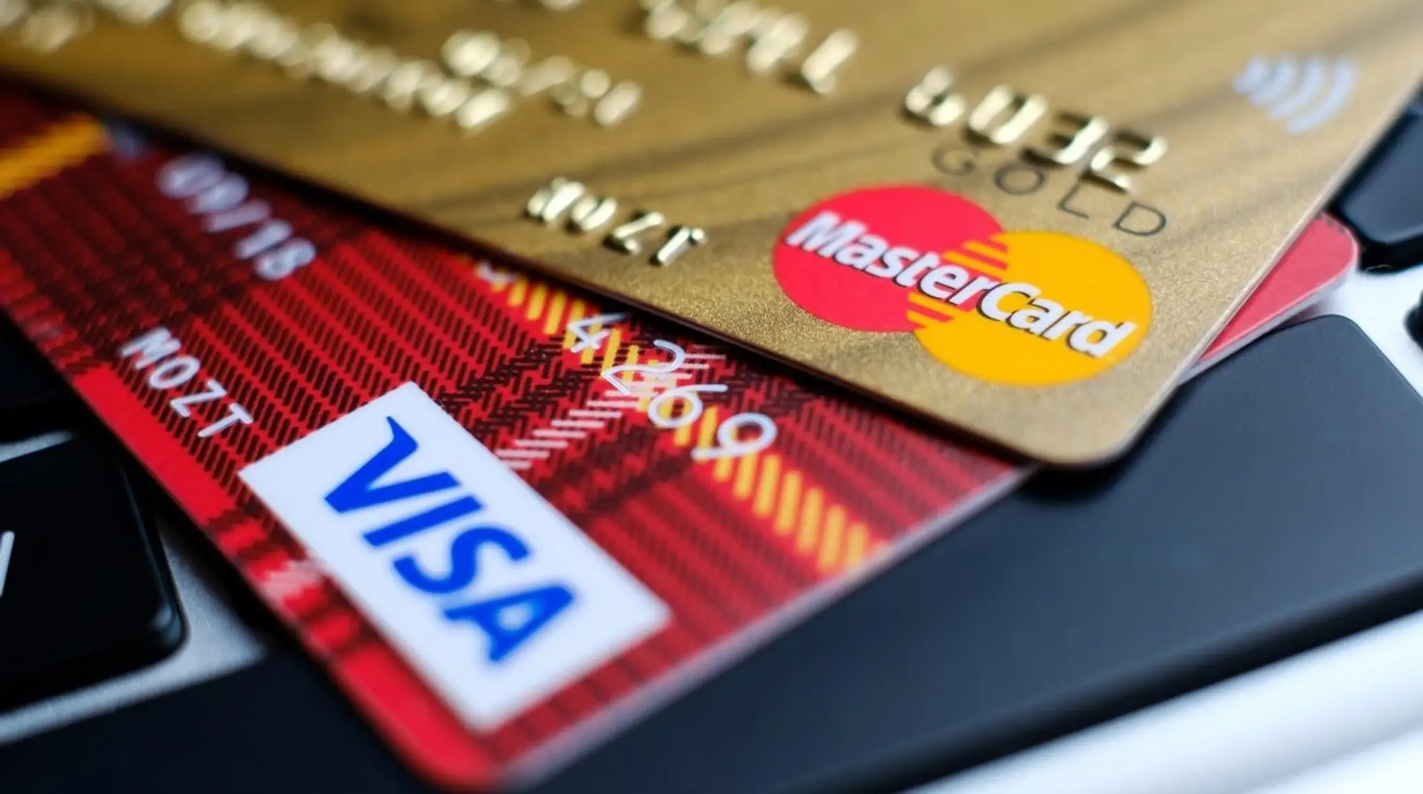 Master a Visa card.