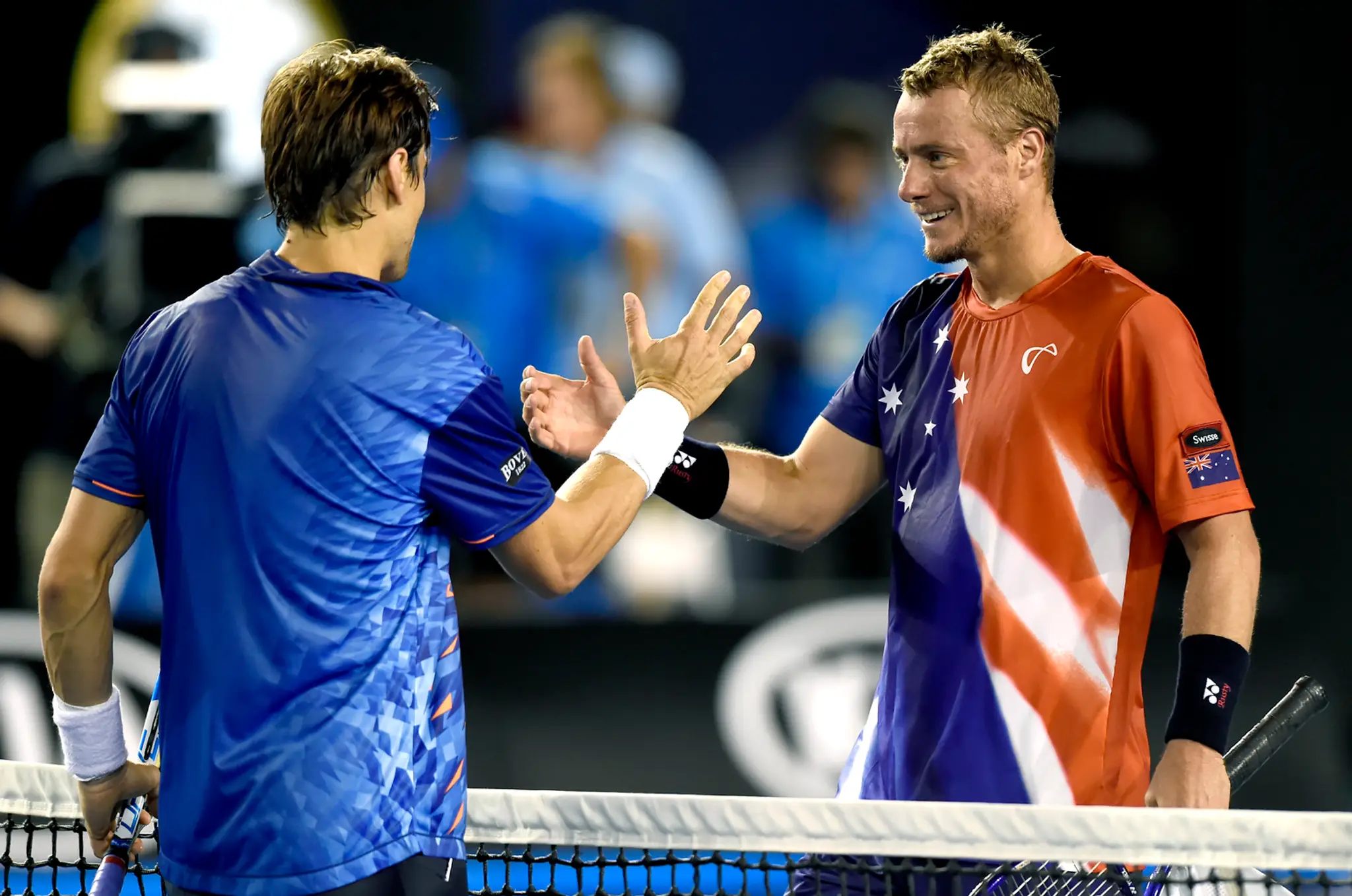 David Ferrer (vľavo) a domáci austrálsky tenista Lleyton Hewitt si podávajú ruky po zápase 2. kola mužskej dvojhry na grandslamo