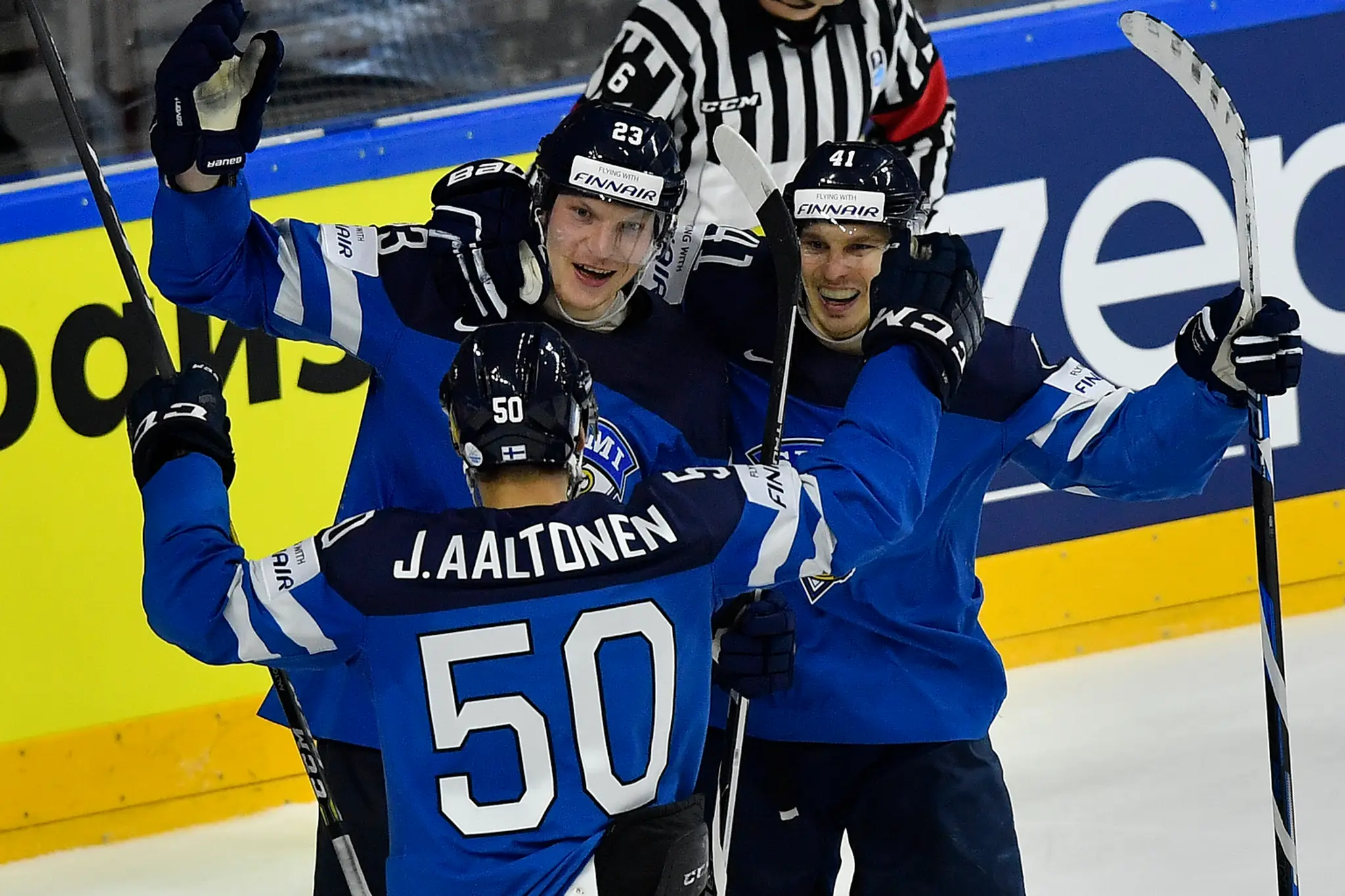 Joonas Kamppainen (vzadu vľavo) z Fínska sa raduje z gólu v sieti USA vo štvrťfinále MS 2017.