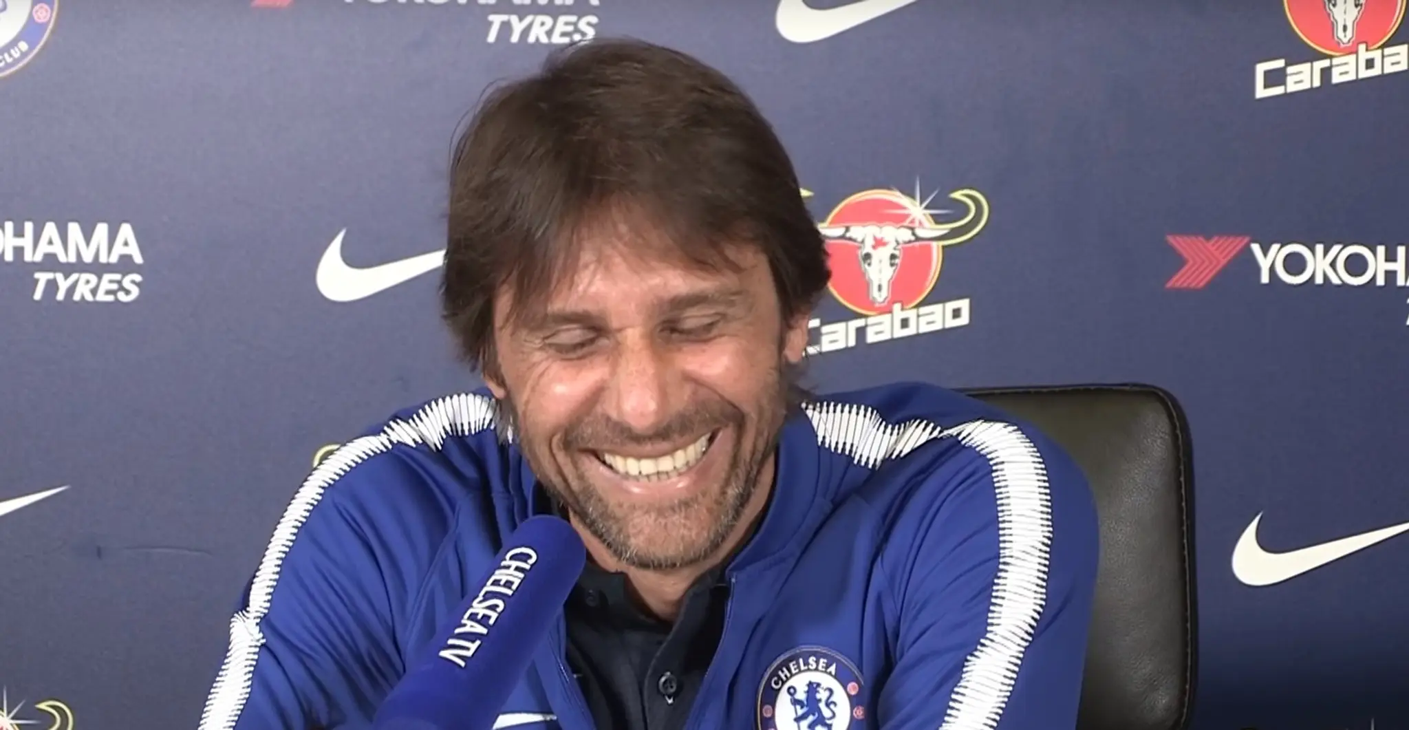 Antonio Conte pobavil novinárov vtipnou reakciou na zvoniaci telefón.