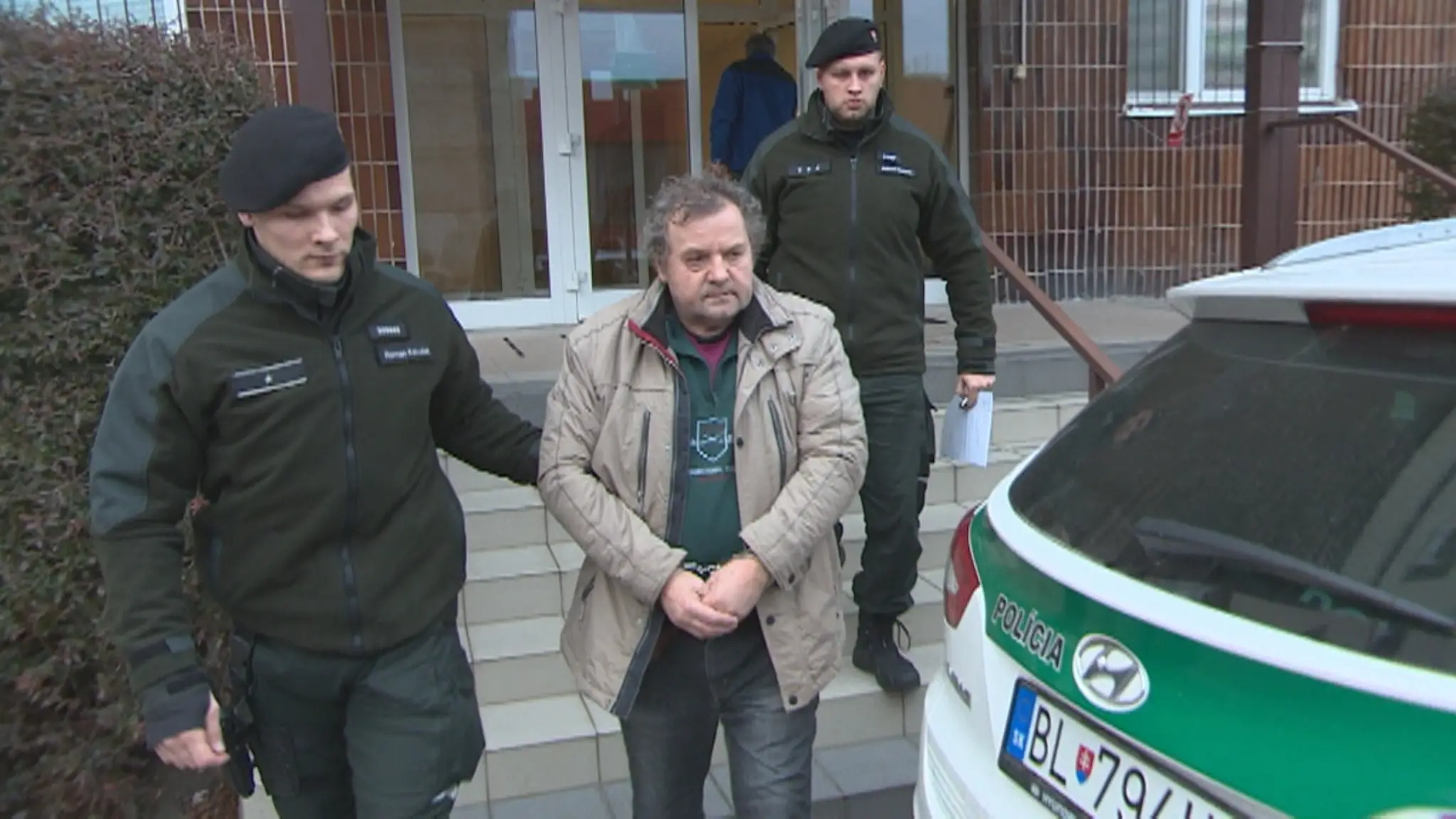 Dôchodca v rukách polície.
