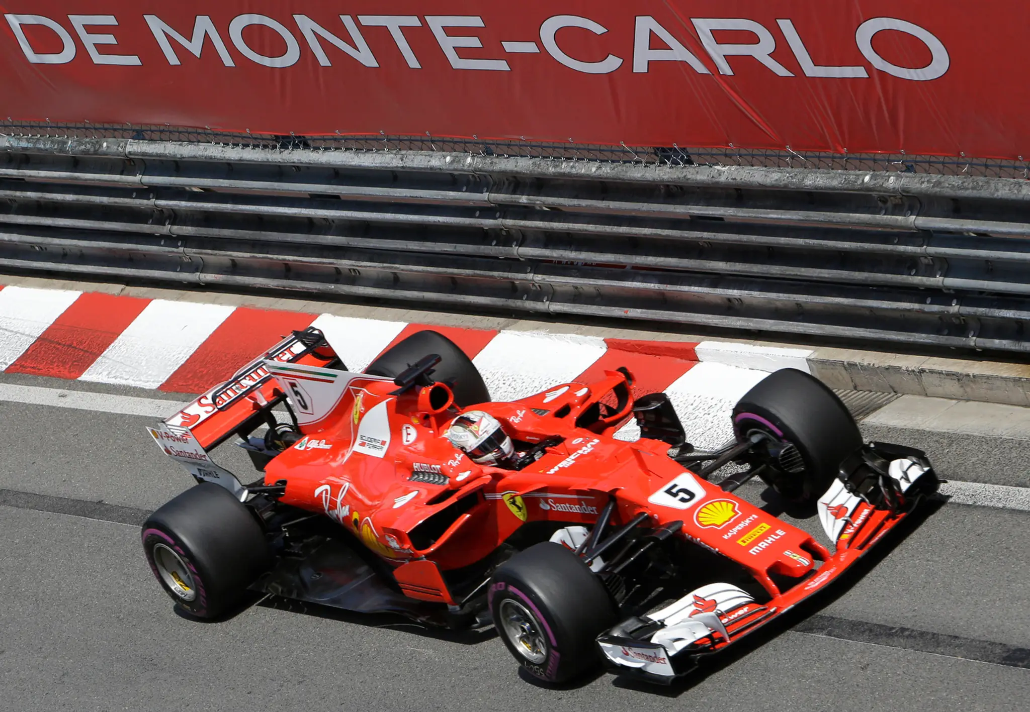 Víťaz Veľkej ceny Monaka Sebastian Vettel na Ferrari.