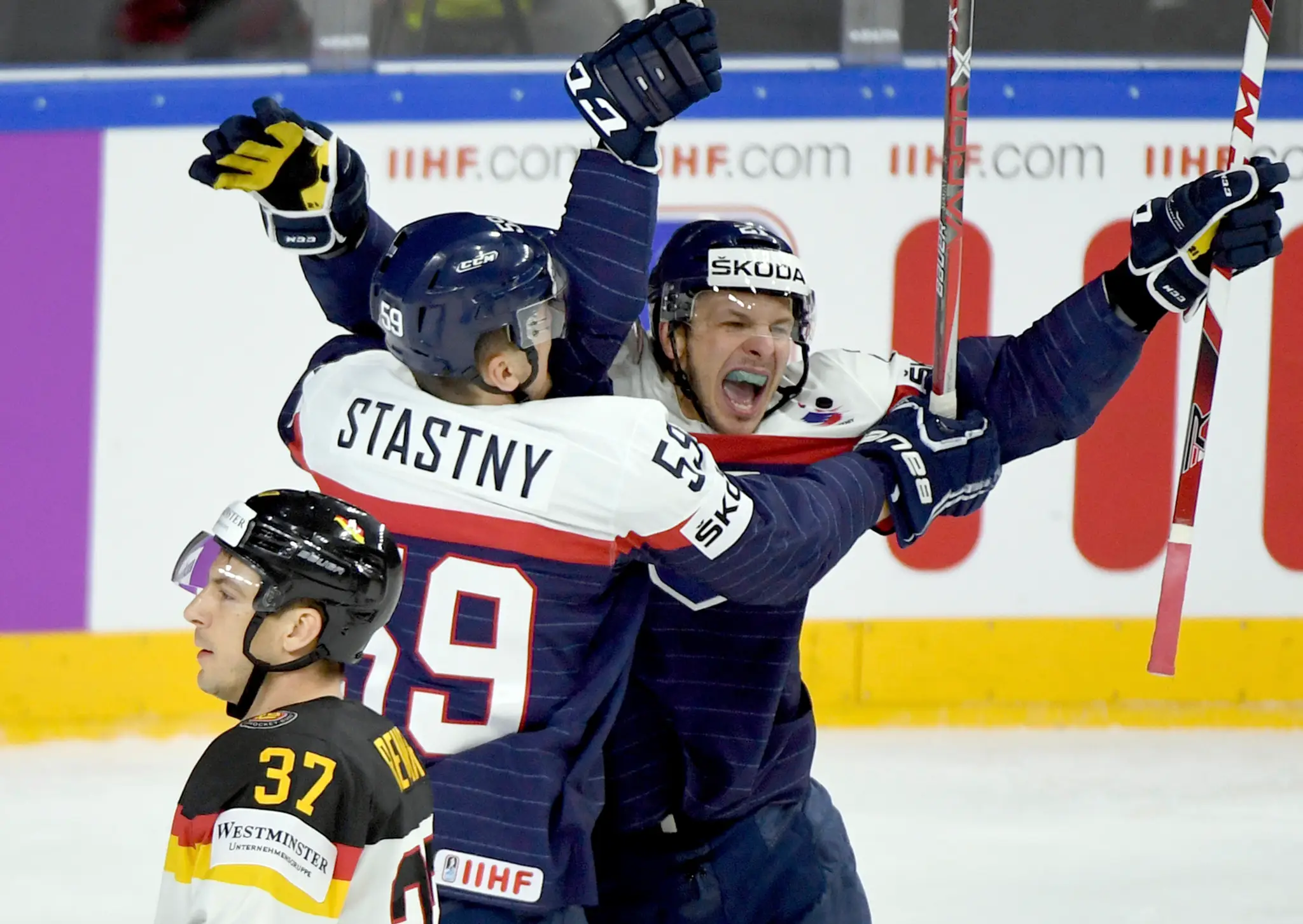 Andrej Šťastný (vľavo) a Tomáš Matoušek jasajú po góle v sieti Nemecka na MS 2017.