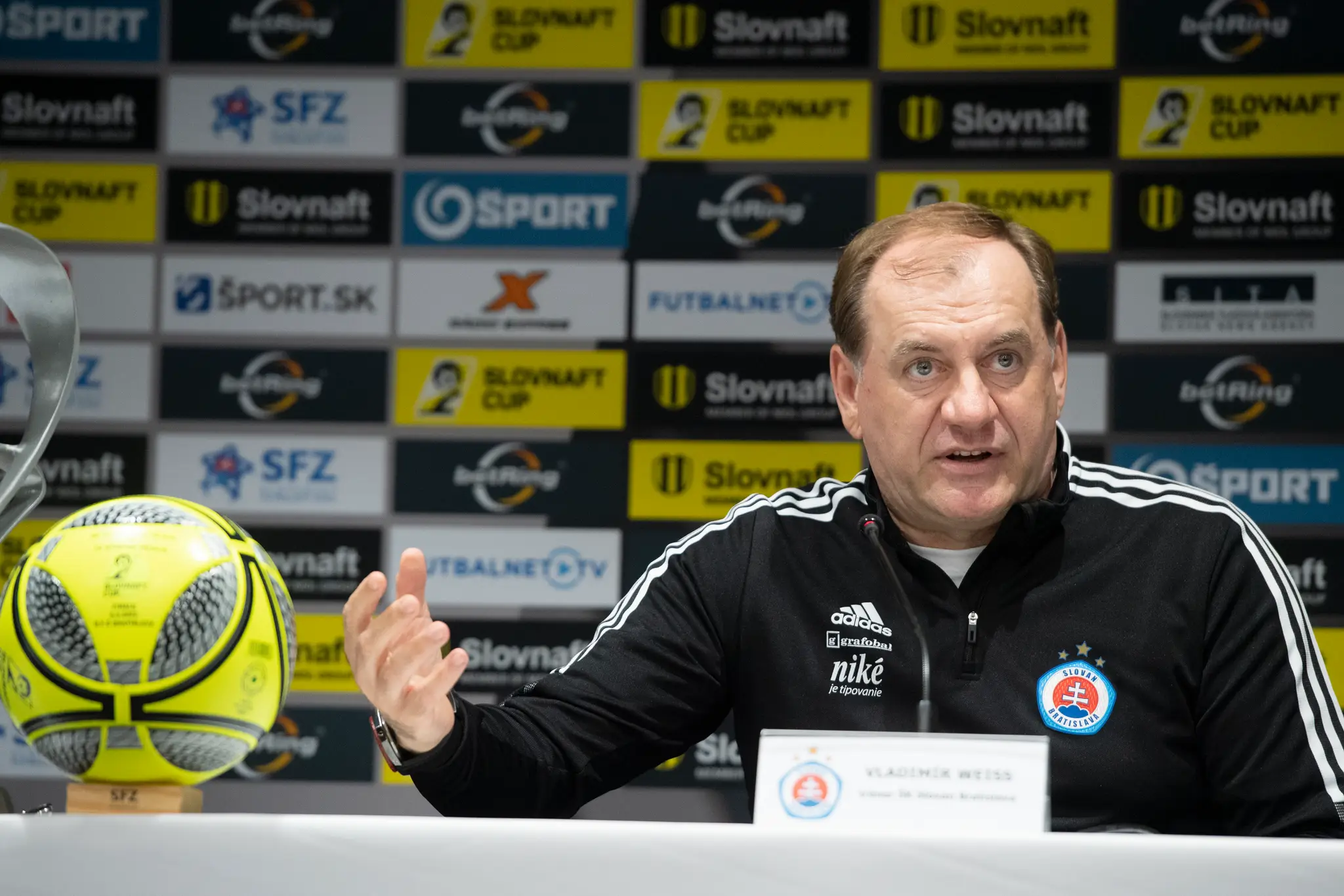 Na snímke tréner ŠK Slovan Bratislava Vladimír Weiss počas tlačovej konferencie pred finálovým zápasom Slovnaft Cup-u.