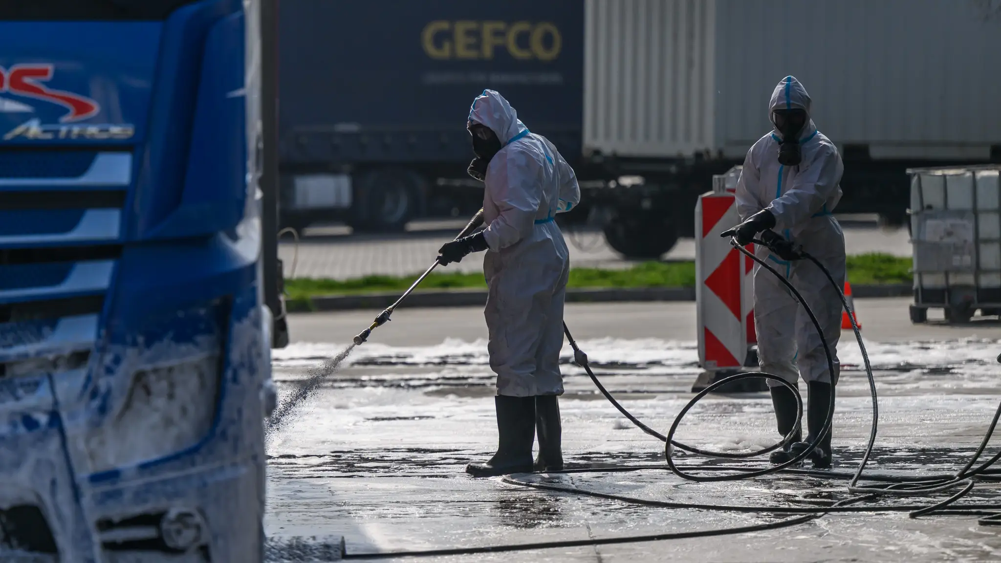 Policajti pre slintačku a krívačku zastavujú vozidlá na hraničných priechodoch
