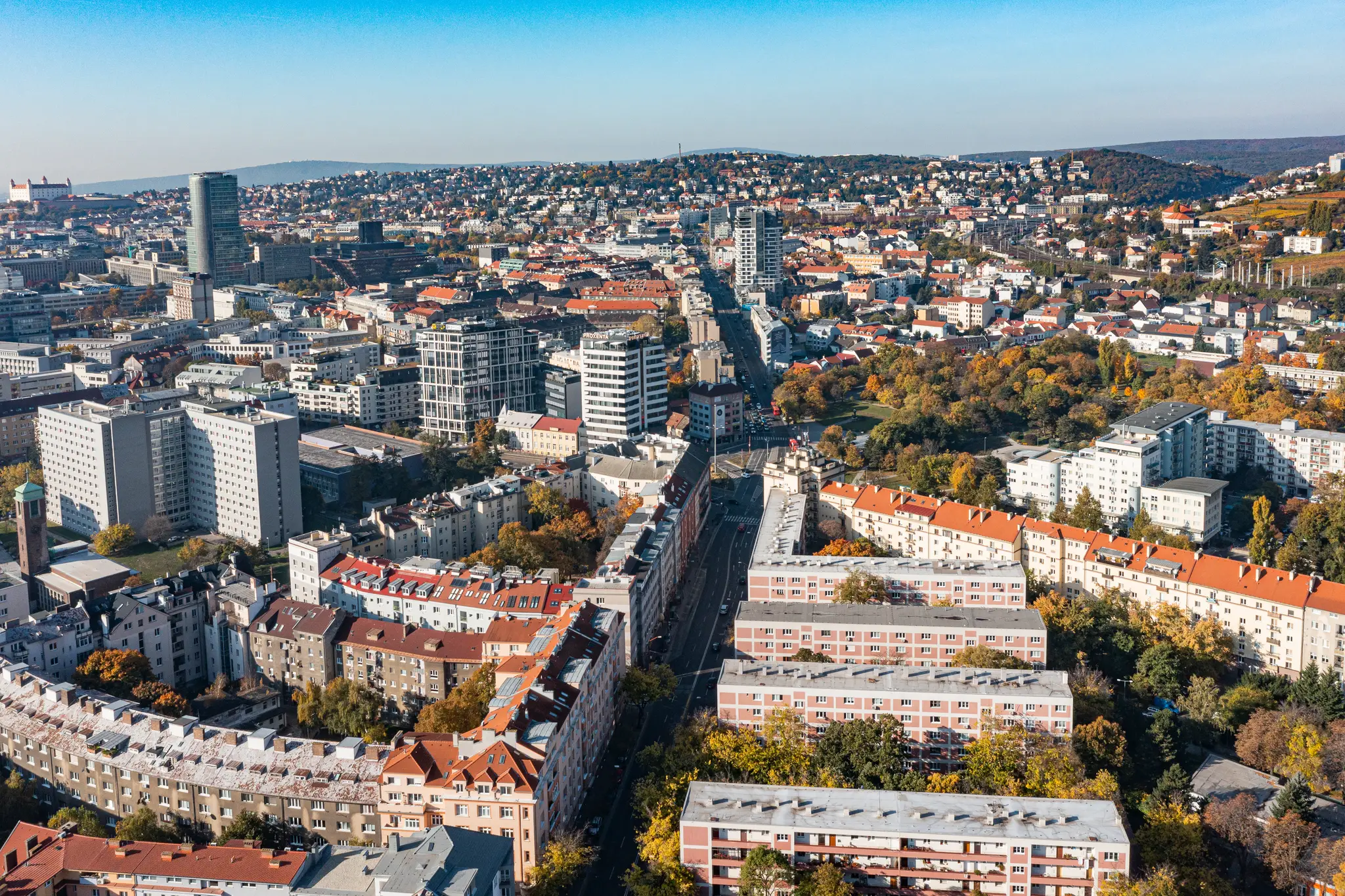 Výhľad z Trnavského mýta na Račianske mýto a Pražskú ulicu