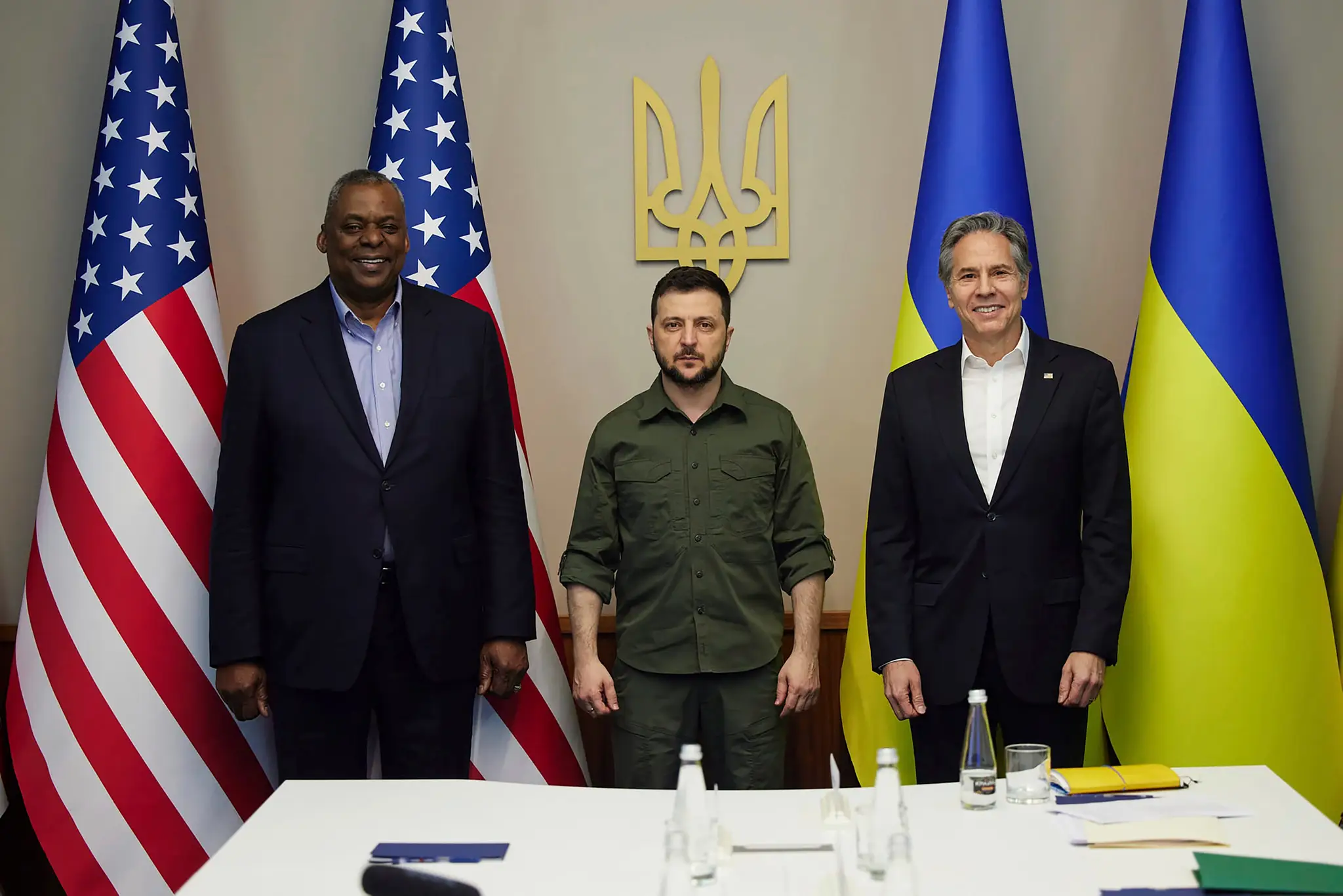 Americký minister obrany Lloyd Austin, ukrajinský prezident Volodymyr Zelenskyj a americký minister zahraničných vecí Antony Blinken.