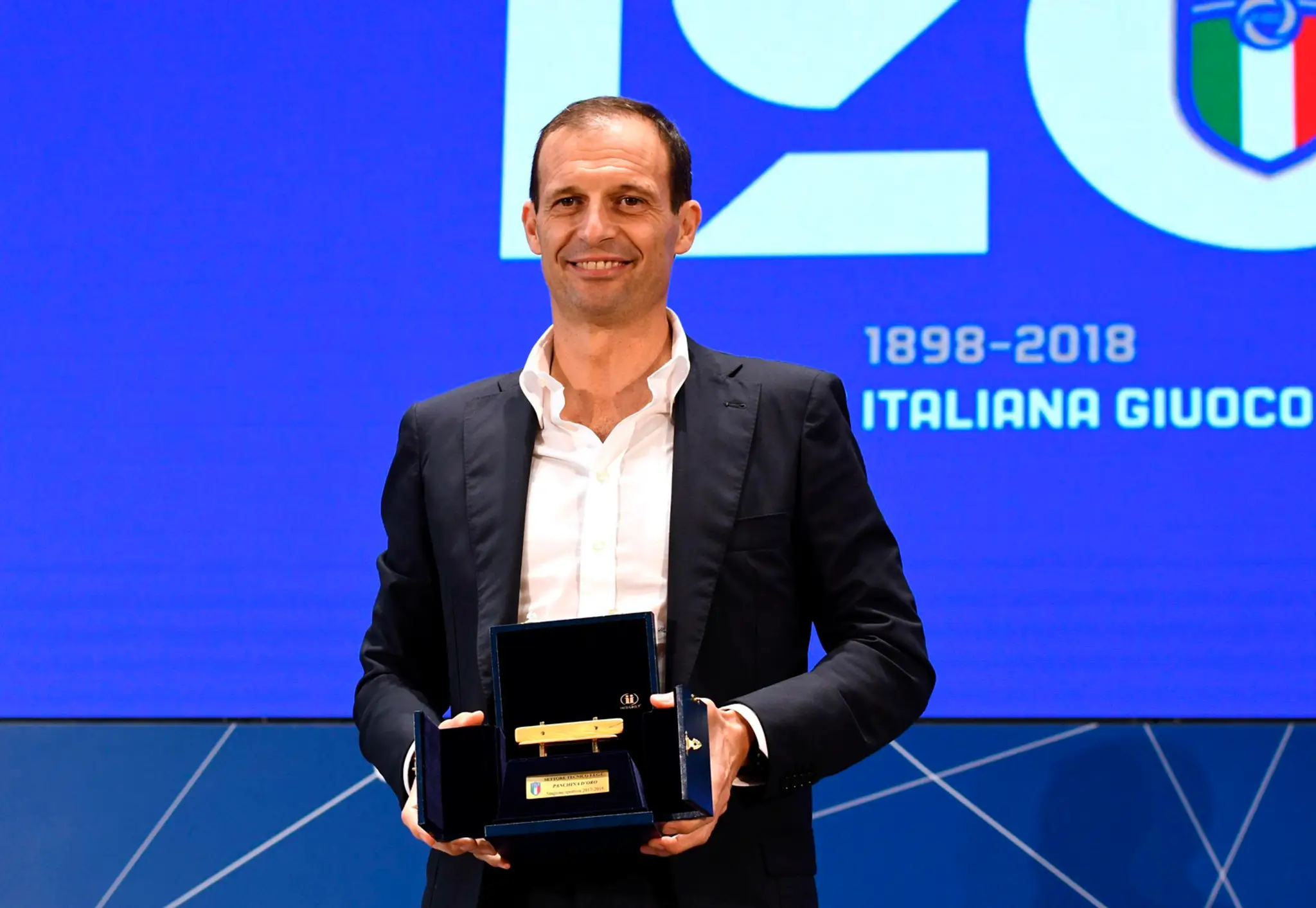Kouč Juventusu Massimiliano Allegri s ocenením pre Najlepšieho trénera Serie A v sezóne 2017/2018.