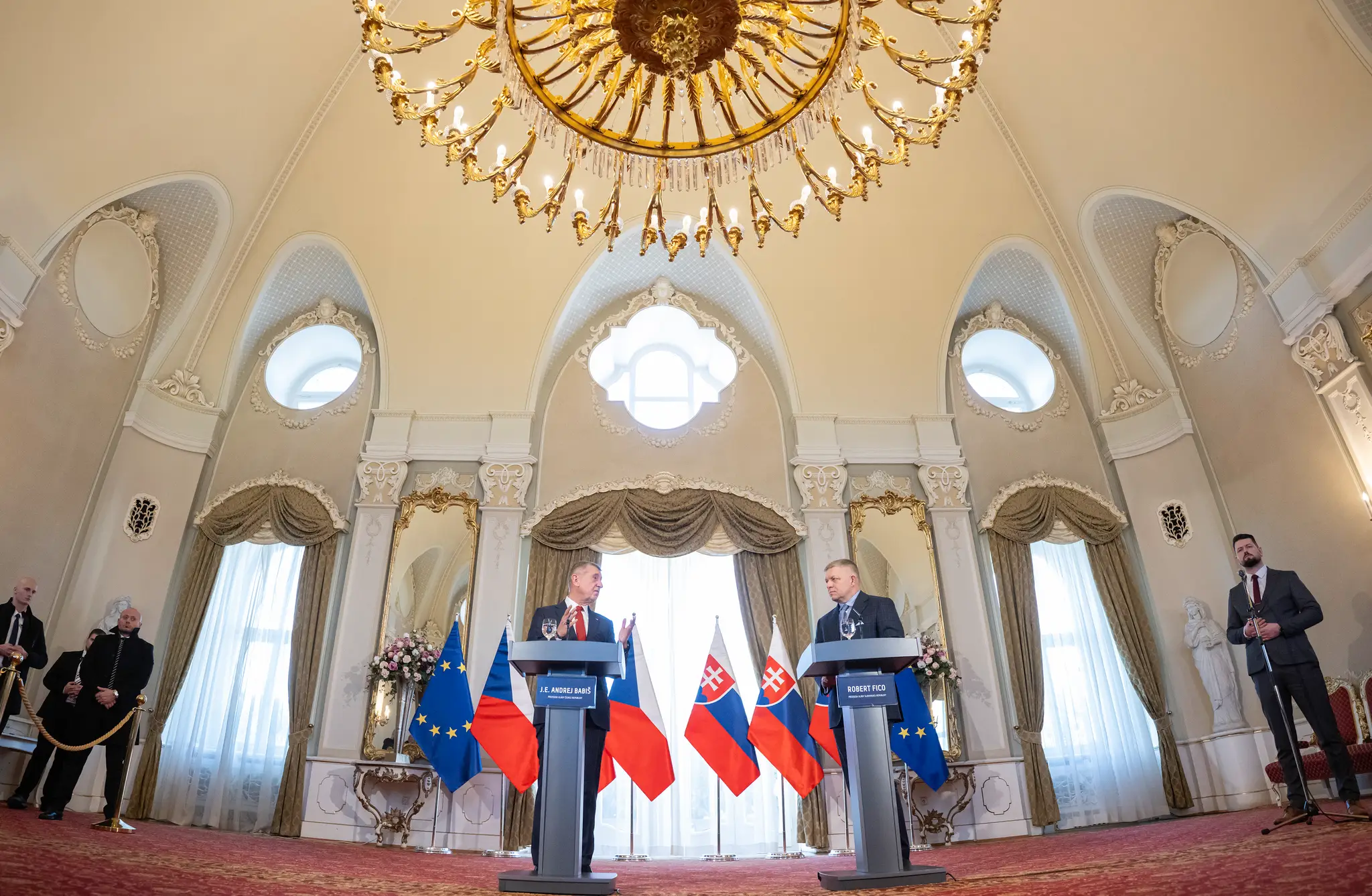 Na snímke slovenský premiér Robert Fico (vpravo) a český premiér Andrej Babiš (vľavo) počas spoločnej tlačovej konferencie v Bratislave.