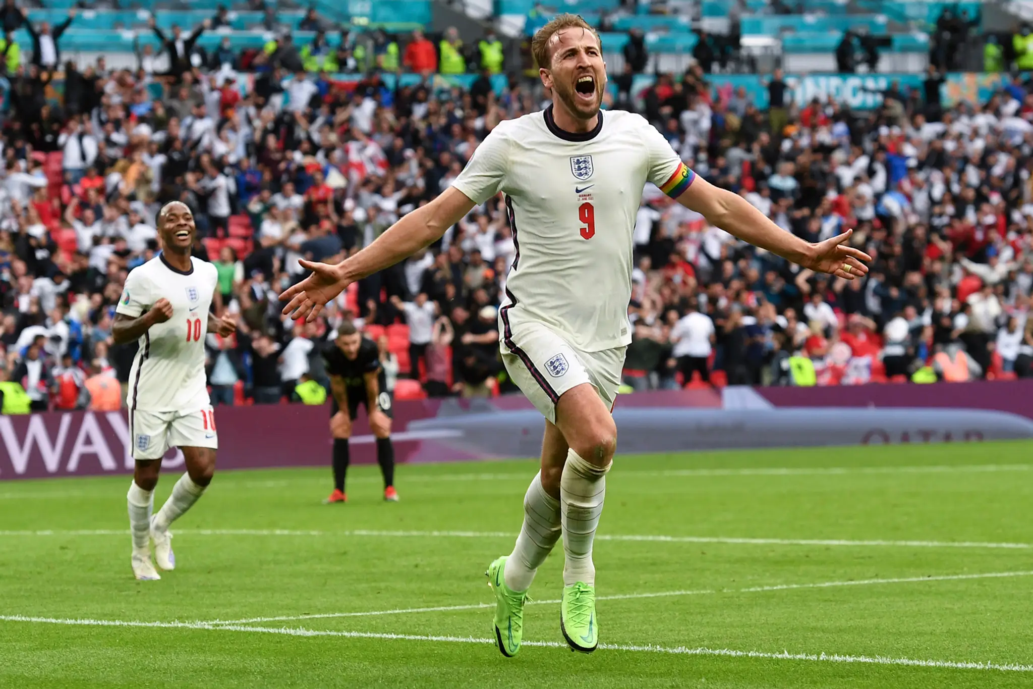 Angličan Harry Kane oslavuje gól v osemfinále ME 2020 proti Nemecku.