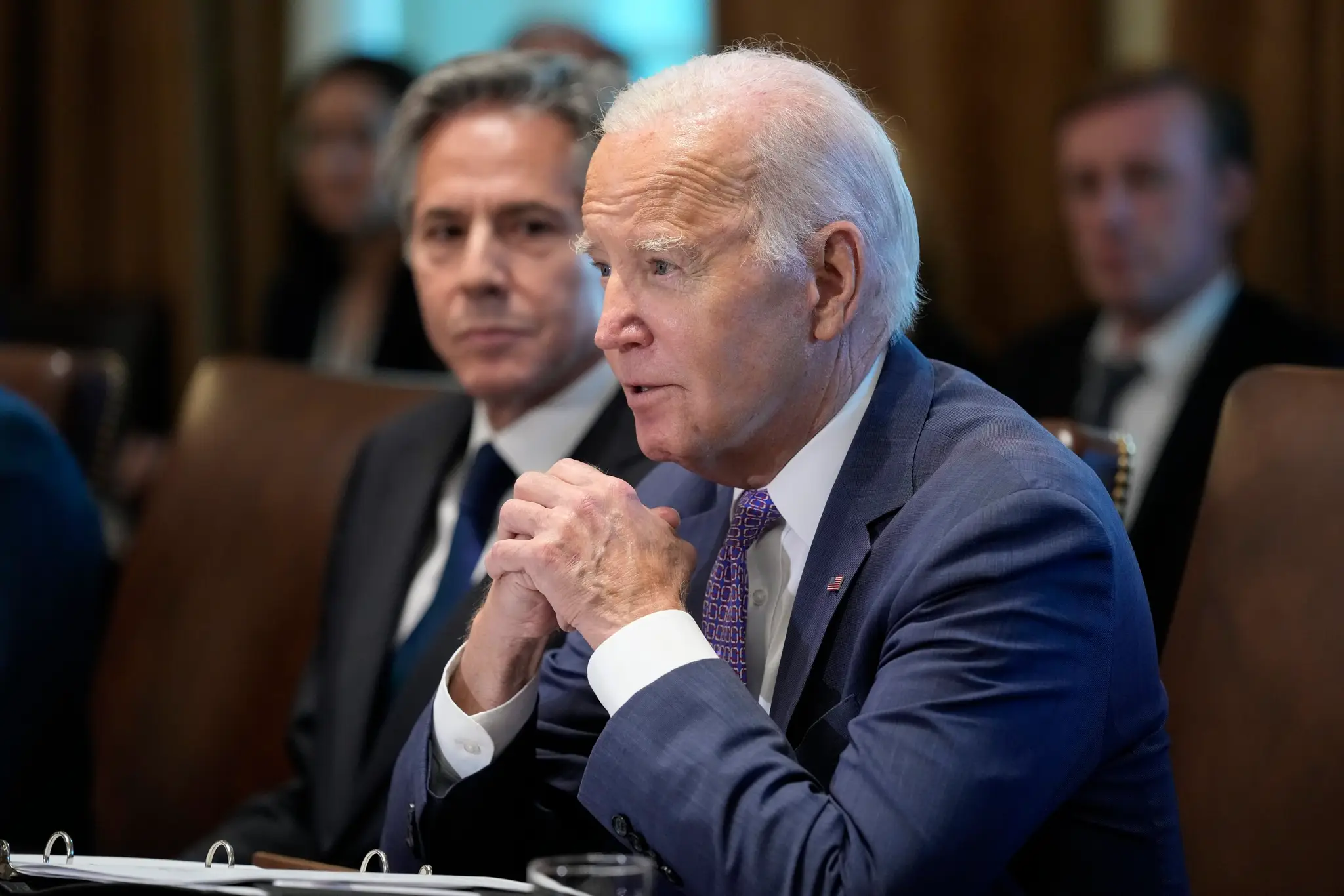 Prezident Joe Biden hovorí počas stretnutia v kabinete Bieleho domu.