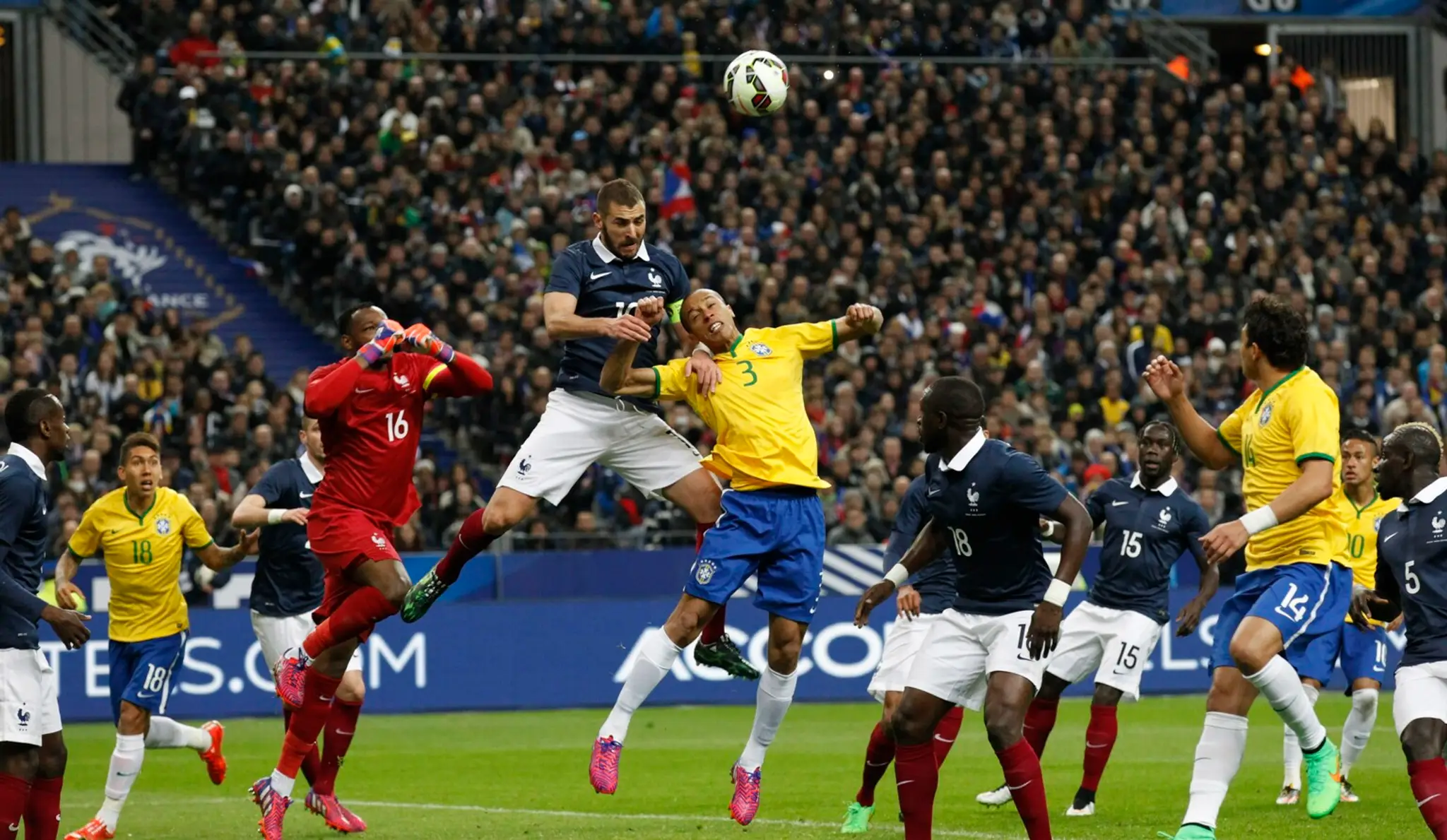 Súboj Francúzska a Brazílie na štadióne Stade de France.
