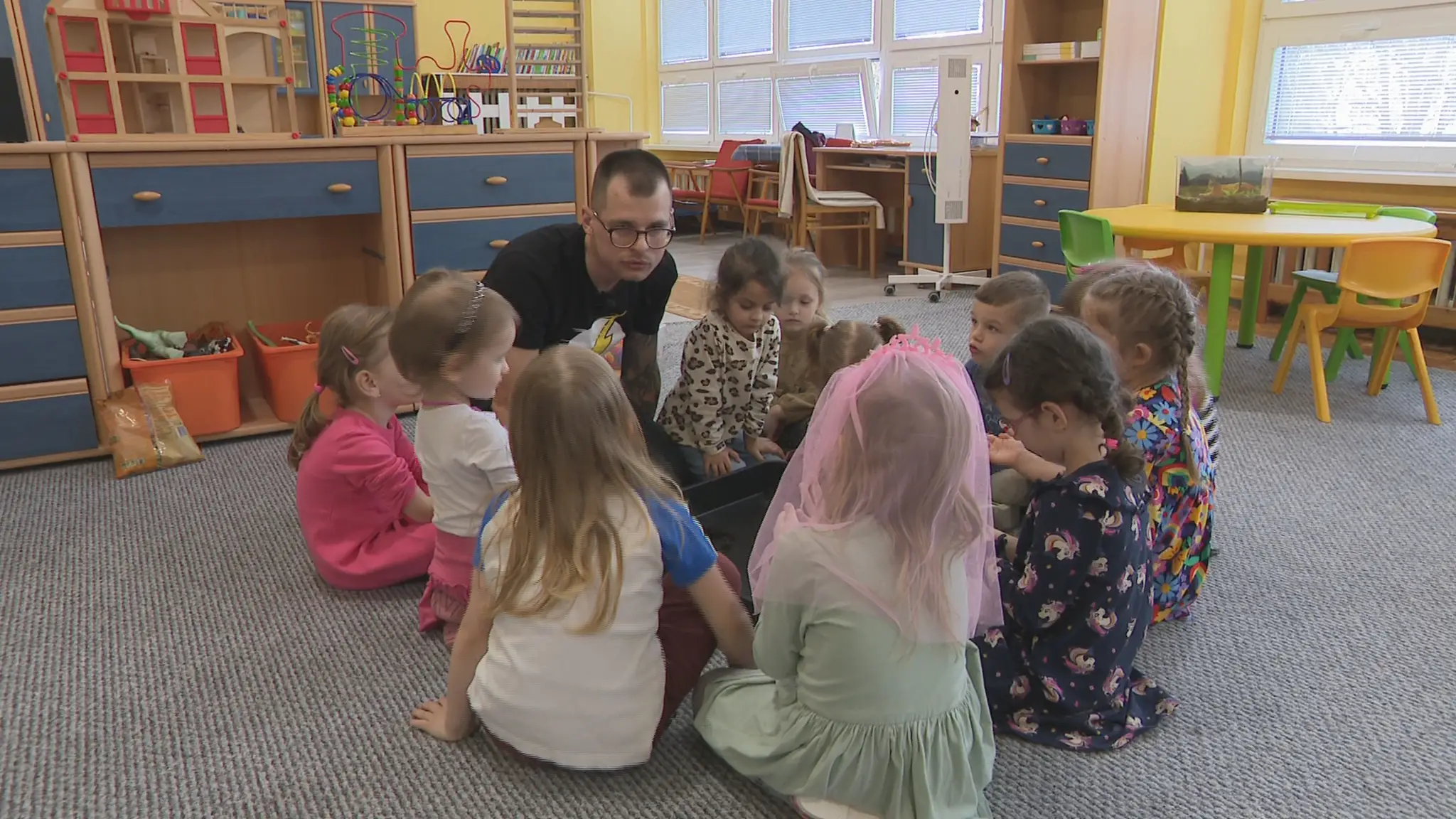 Peter so škôlkarmi.