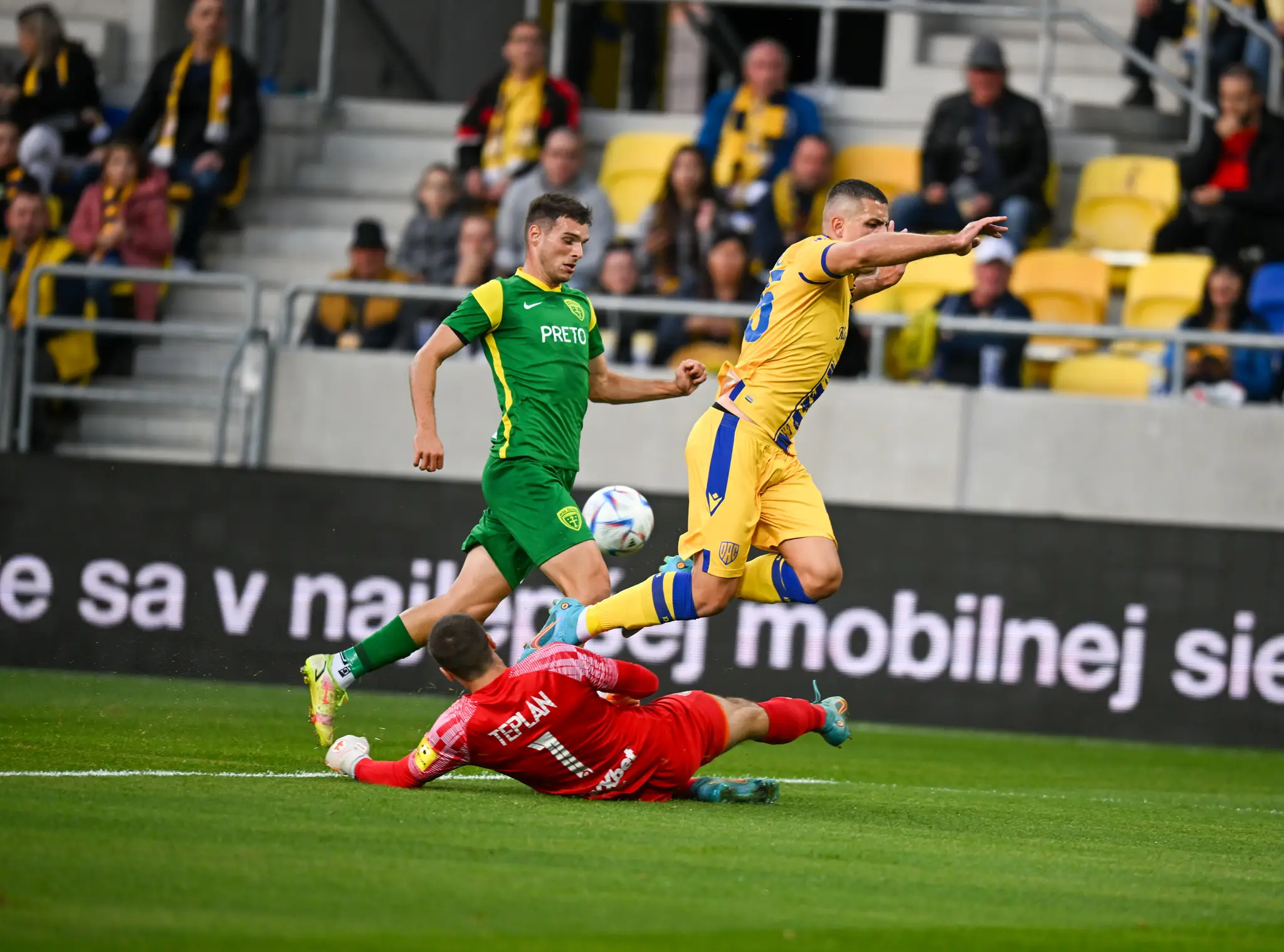Zľava hore Nikola Krstovič (DAC), dole brankár Marek Teplan a vpravo Petrik Leitner (obaja MŠK) v zápase 13. kola Fortuna ligy.
