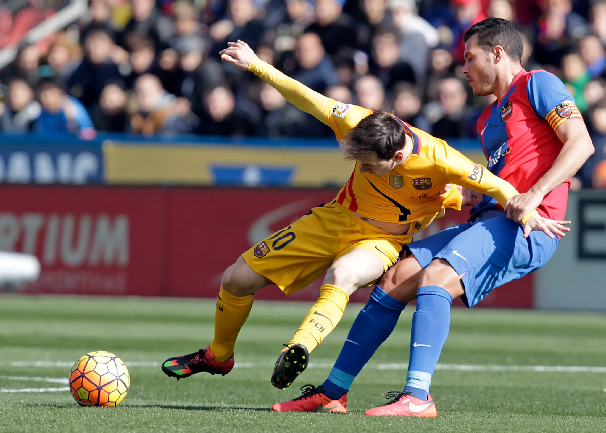 Vľavo Lionel Messi (FC Barcelona) vs David Navarro (Levante).