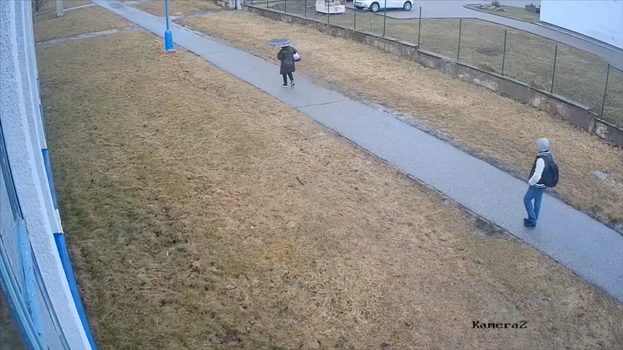 Olúpil ju za bieleho dňa. 