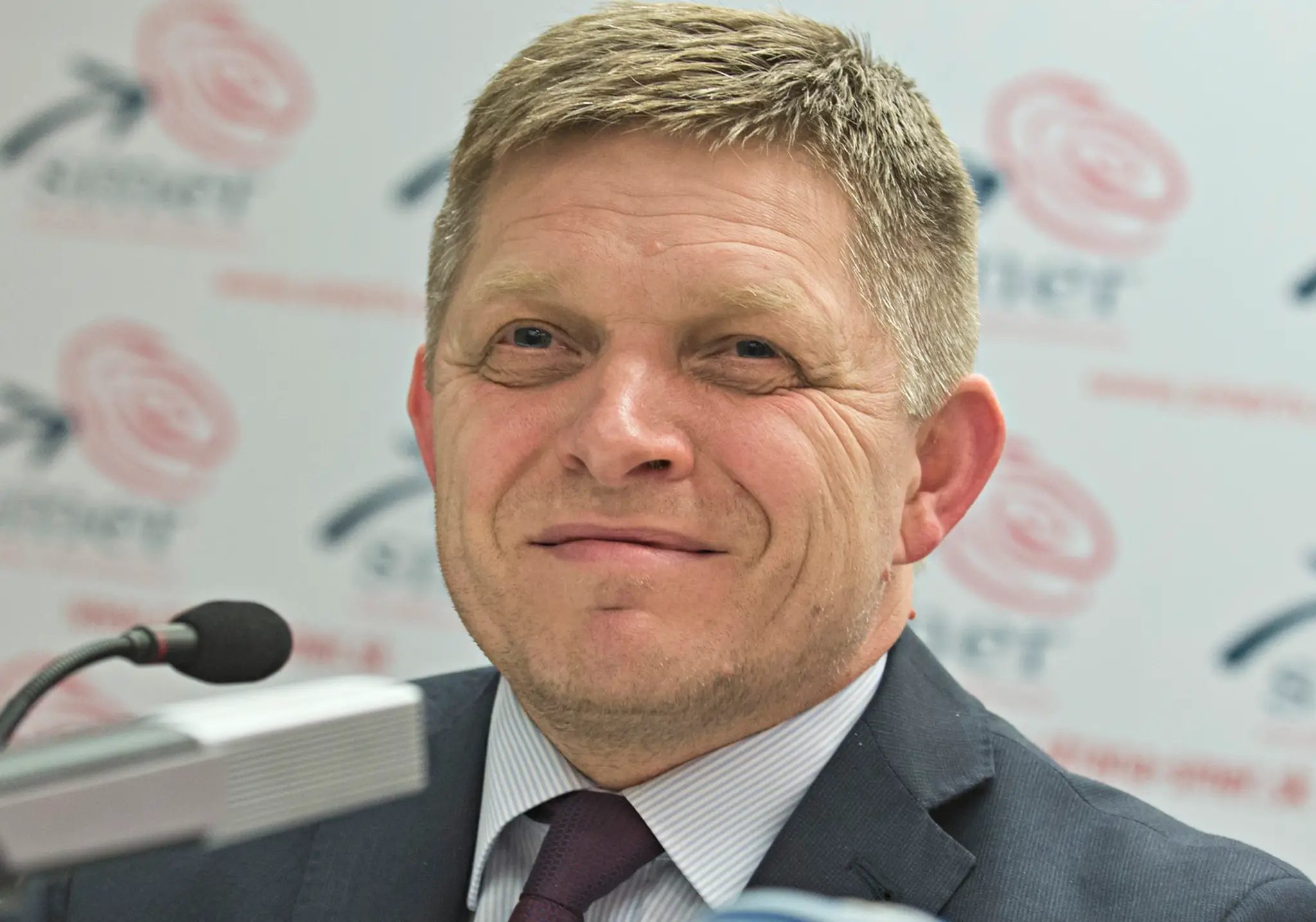 Na snímke predseda Smeru-SD a premiér SR Robert Fico počas tlačovej konferencie v skorých ranných hodinách v centrále strany.
