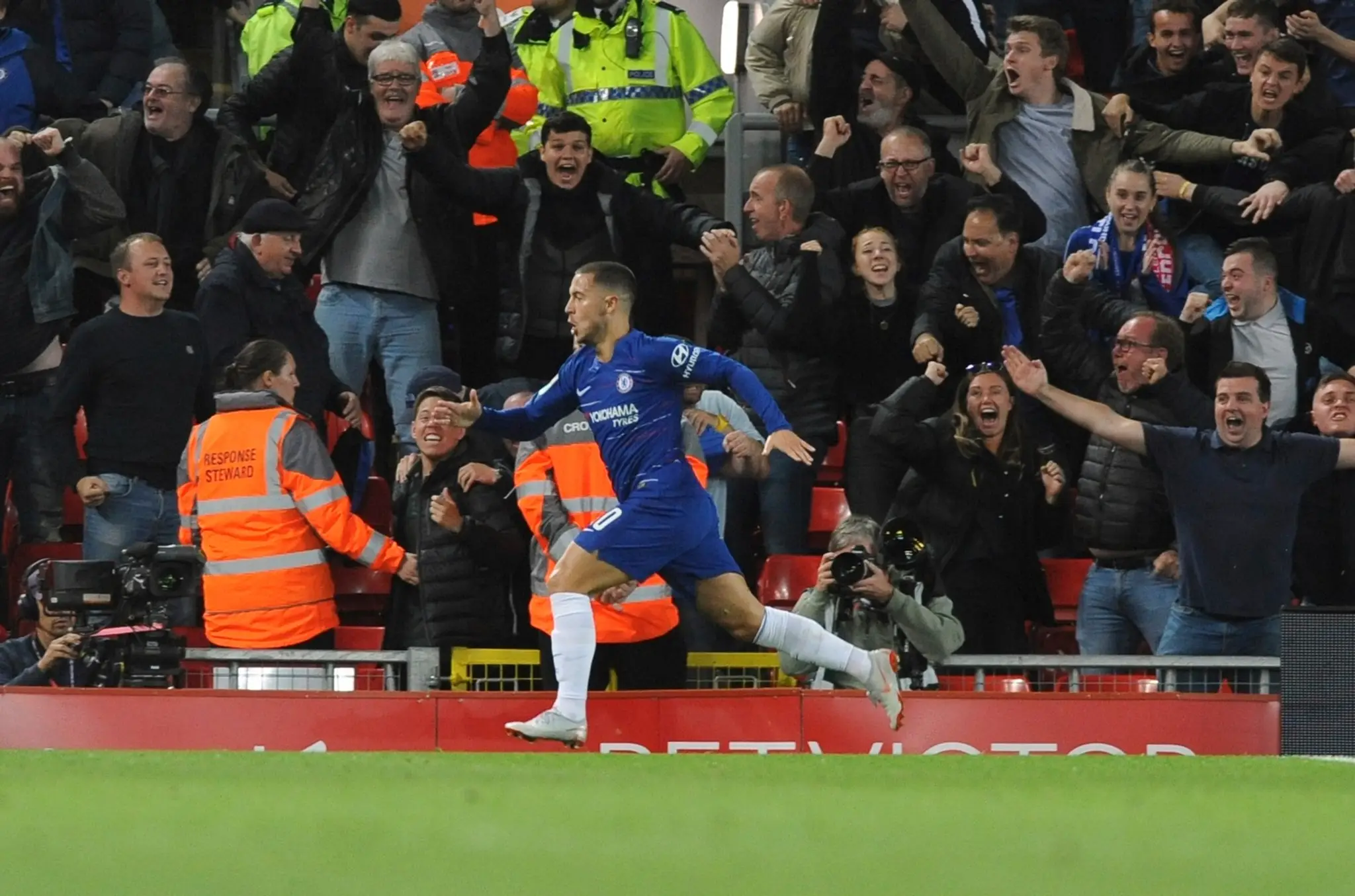 Eden Hazard oslavuje svoj gól do siete Liverpoolu.
