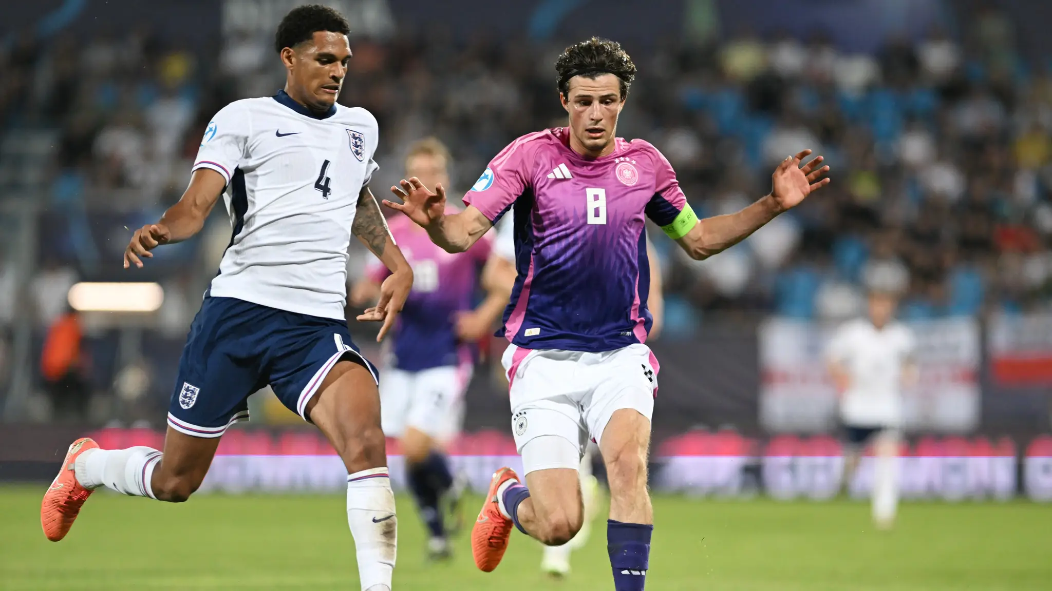 Na snímke vpravo kapitán Nemecka Merlin Rohl a futbalista Anglicka Jarell Quansah. (cropped)