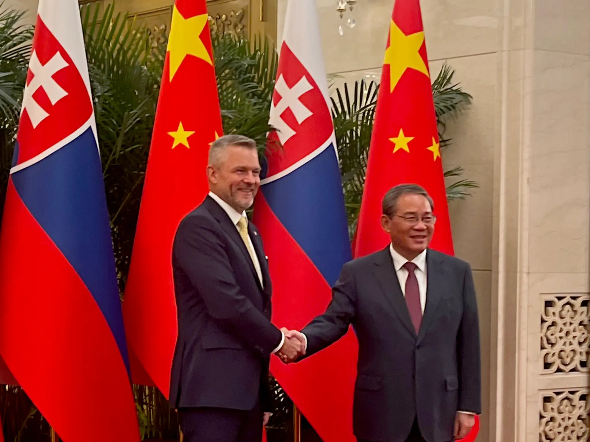 Na snímke slovenský prezident Peter Pellegrini a čínsky premiér Li Čchiang 