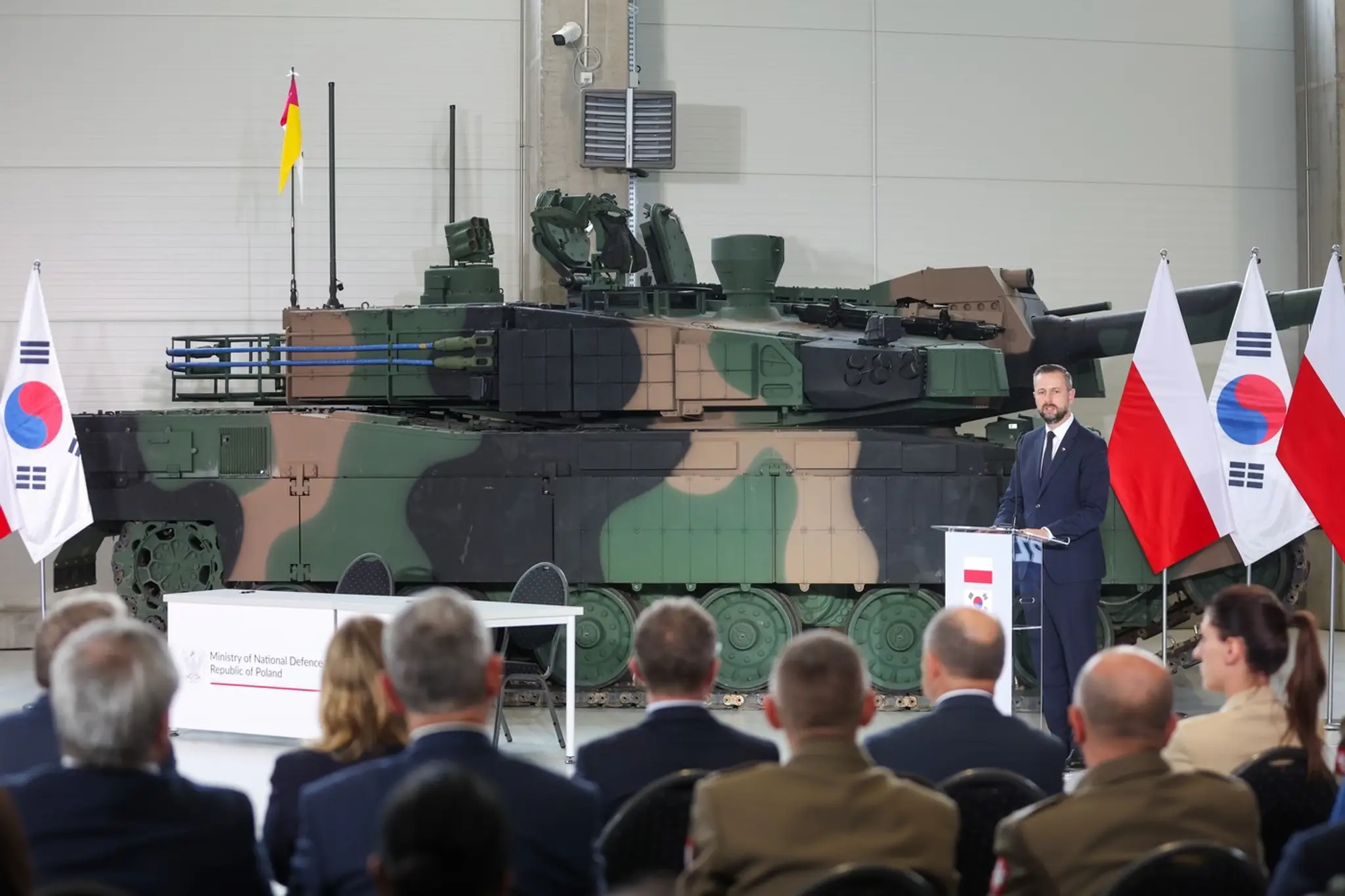 Poľský minister obrany Wladyslaw Kosiniak-Kamysz reční počas slávnostného podpisu dohody o ďalšej dodávke 180 hlavných bojových tankov K2 kórejskej výroby.