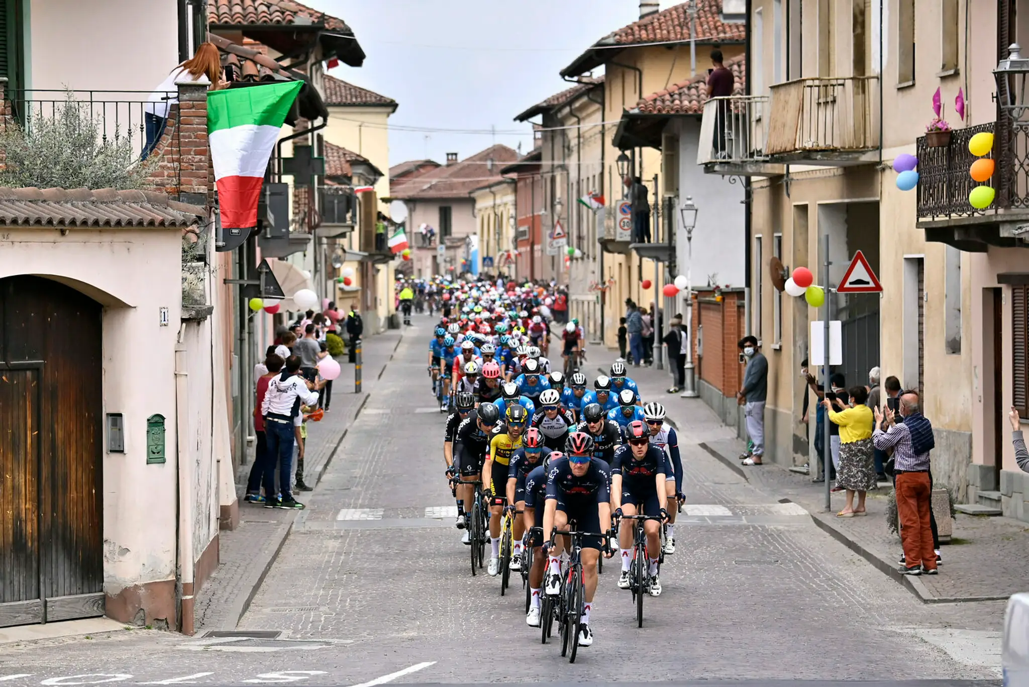 Pelotón v 2. etape Giro d'Italia.